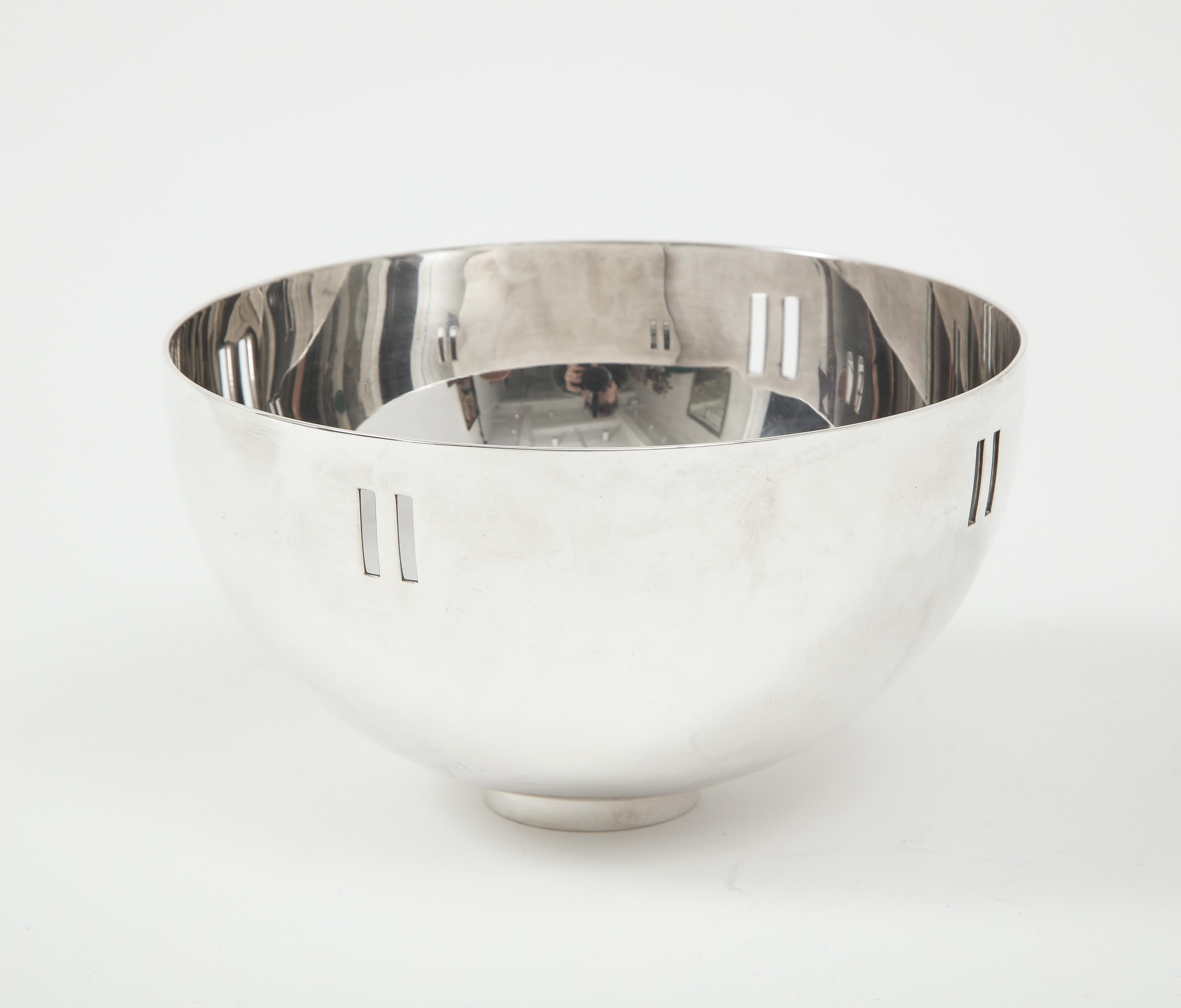 1980s Richard Meier designed for Swid Powell silver-plate decorative bowl, in vintage original condition with some wear and patina, there is some wear to the inside of the bowl.