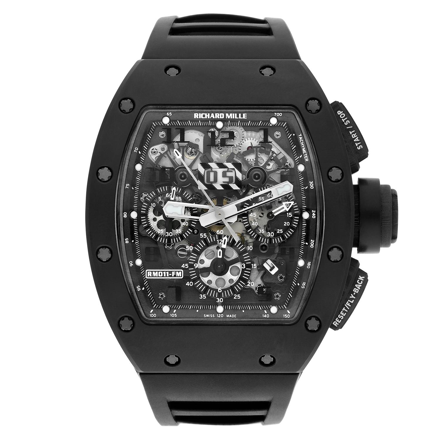 El RM011 Black Phantom cuenta con tornillos de titanio de grado 5 y una carcasa de cuarzo TPT negro de 50 x 40 mm. El mecanismo de este reloj utiliza los modelos de carbono y cuarzo más finos disponibles, lo que permite al usuario ver la esfera con
