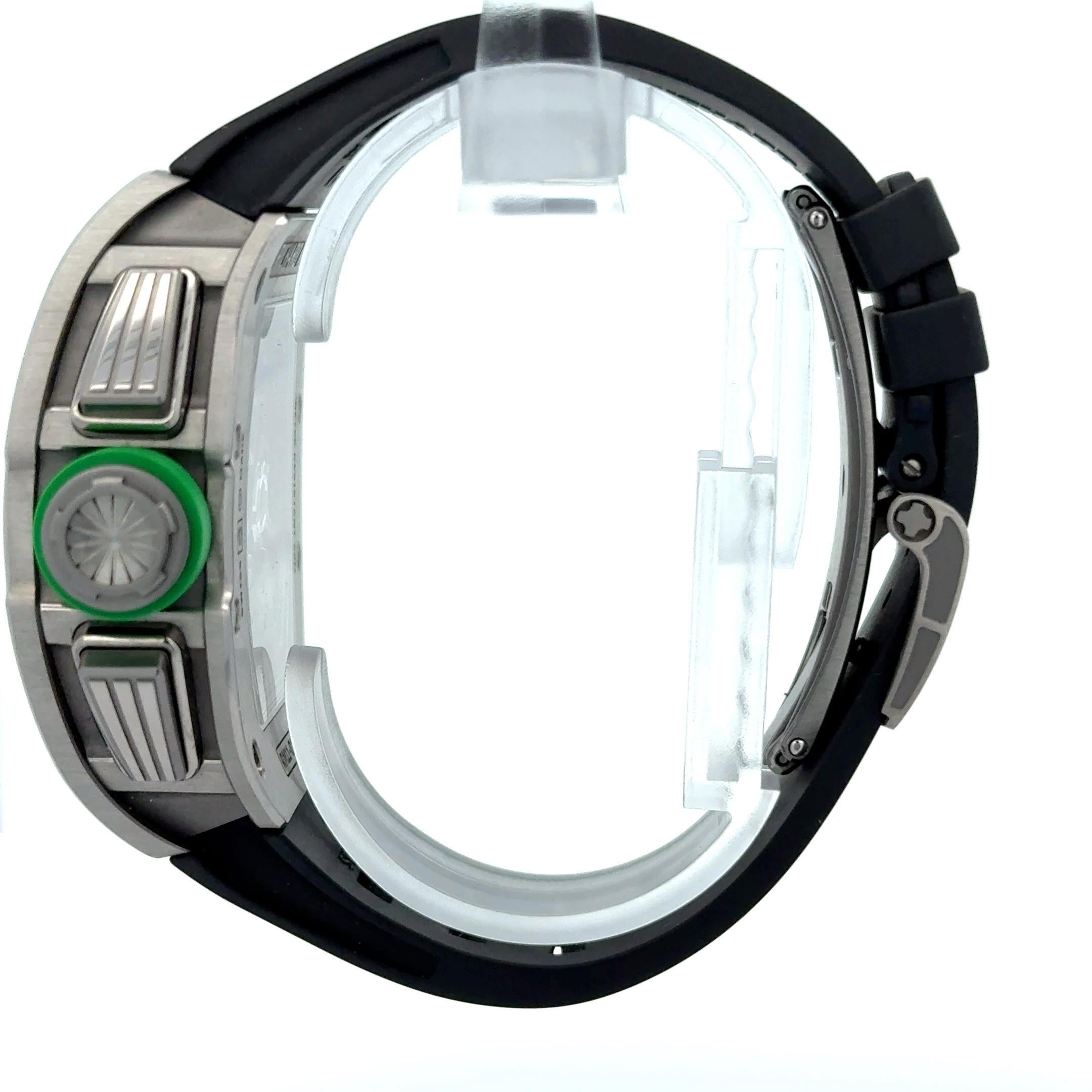 Il Richard Mille RM 11-01 Roberto Mancini Flyback Chronograph Titanium è un orologio in edizione limitata progettato in collaborazione con il dirigente calcistico italiano. Alloggiato in una leggera cassa in titanio grado 5 di 50,00 x 42,70 x 16,15