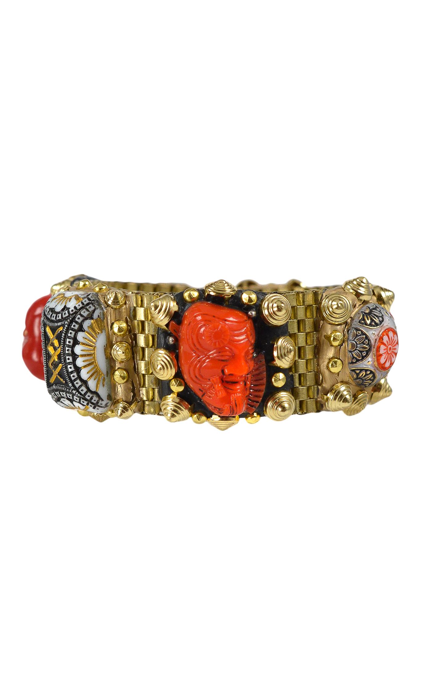 Bracelet à maillons en laiton Richard Minadeo présentant un bouddha rouge vintage, un masque nô rouge, des serpents et des symboles floraux sertis dans de la résine dorée et noire avec des clous dorés. Fait à la main, pièce unique.

Nous avons le