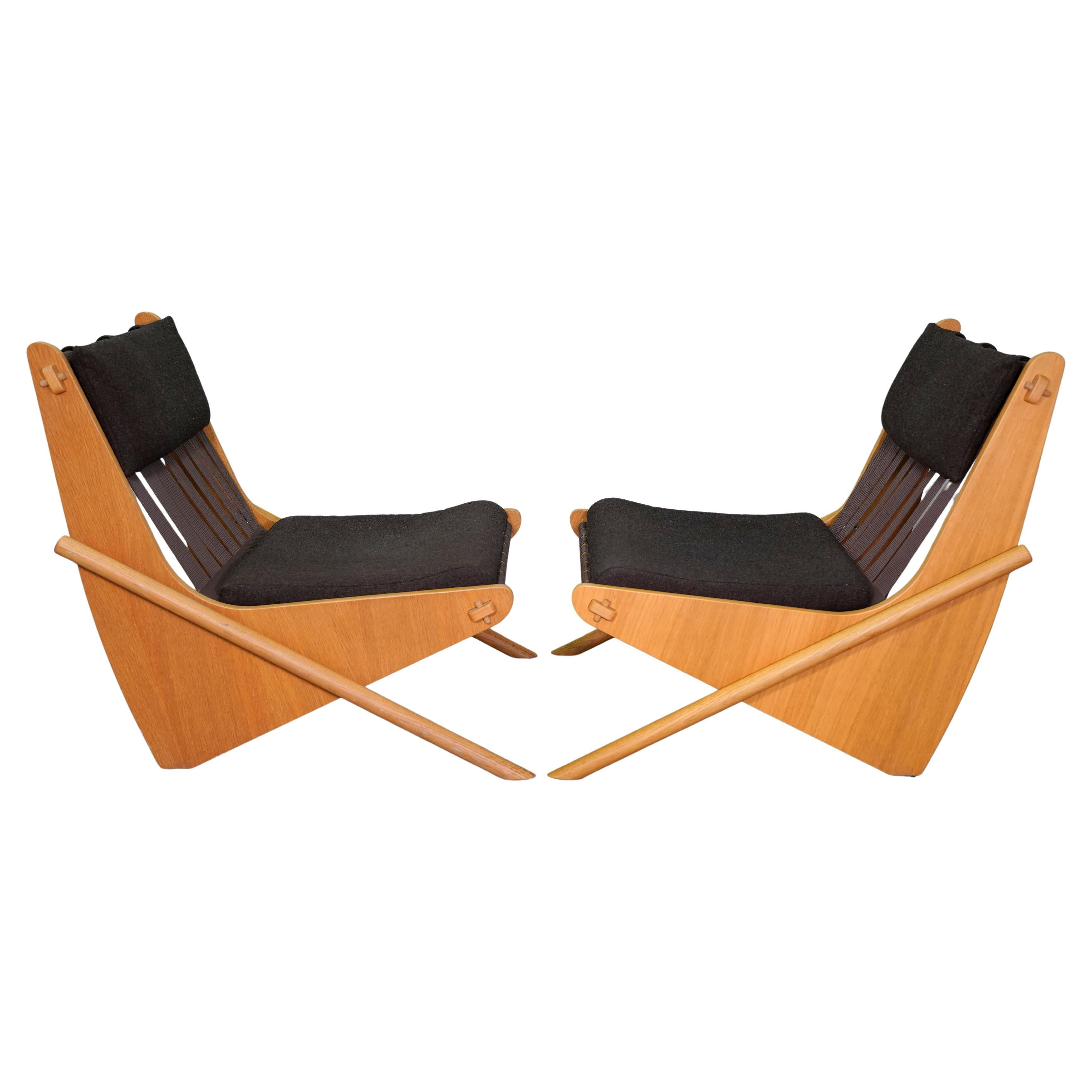 Una coppia di sedie Boomerang Easy Chair di Richard Neutra in rovere, che mostrano l'iconico design moderno di metà secolo creato all'inizio degli anni Quaranta. Queste sedie lounge presentano una struttura in legno a forma di boomerang, completata