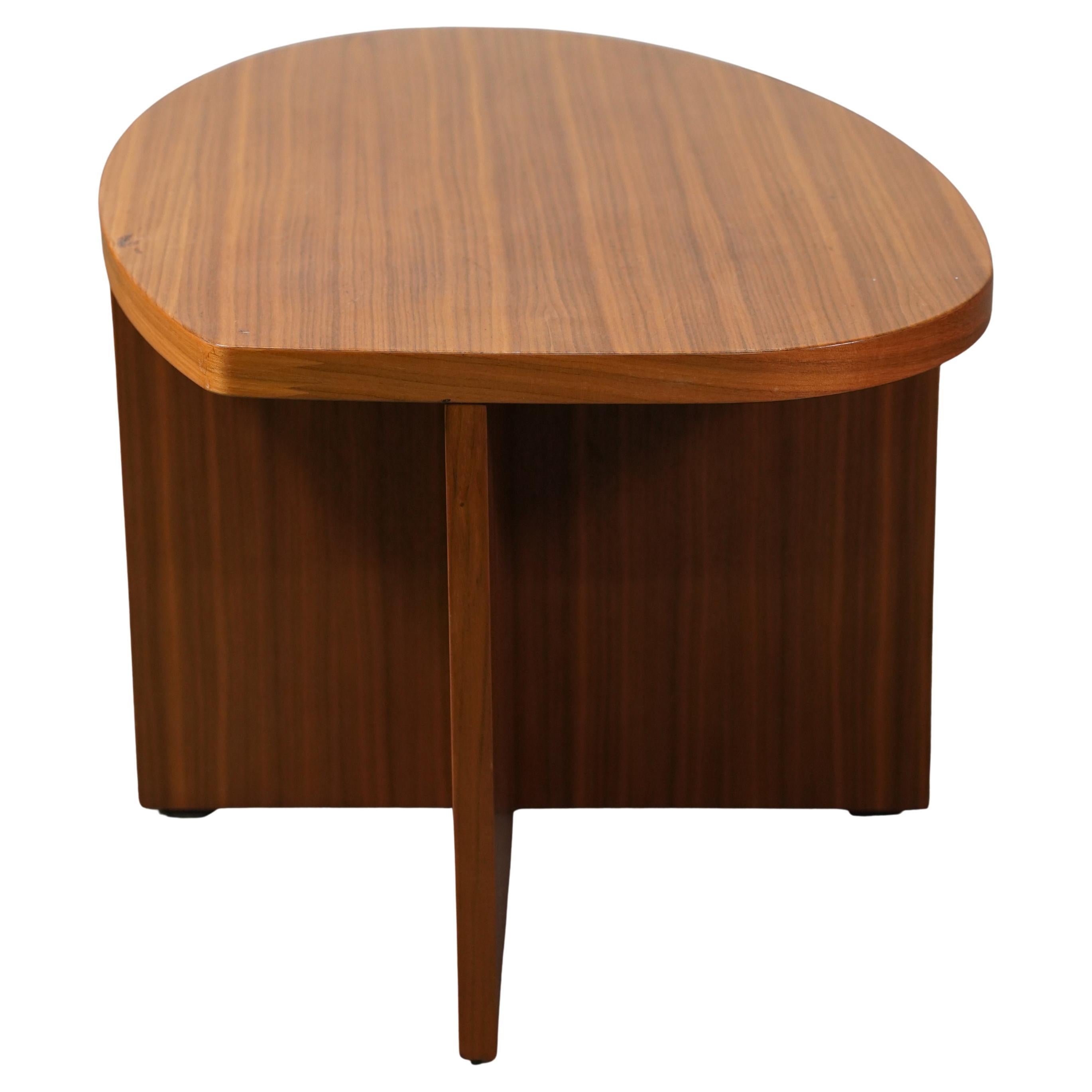 Conçue par l'architecte Richard Neutra, la table à thé en édition limitée présente un design unique. La partie supérieure incurvée a un côté plat qui permet de la placer contre un mur, si nécessaire. Exemple n°4 fabriqué par l'entreprise allemande