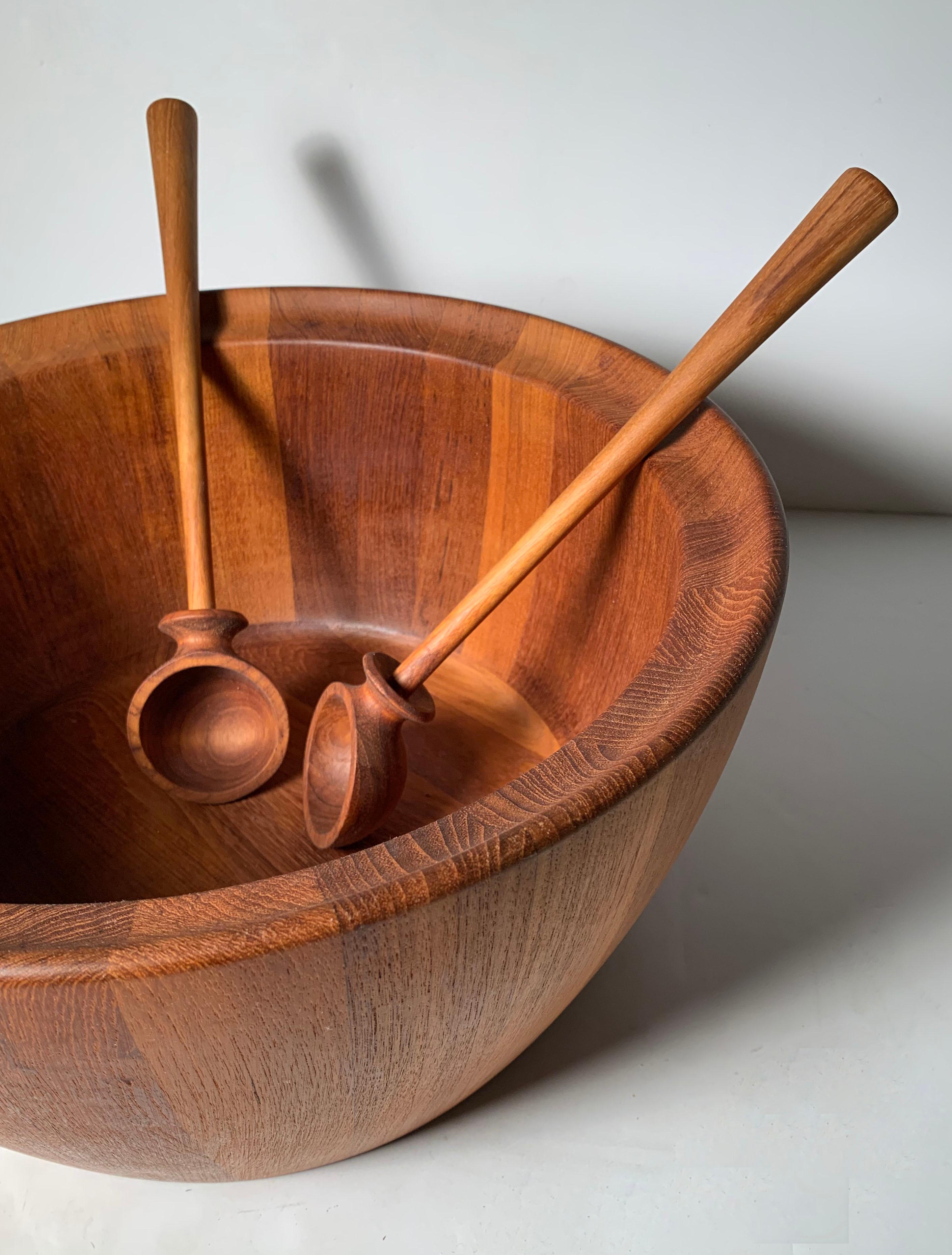Richard Nissen Danish Modern Salad Bowl with Utensils In Good Condition In Chicago, IL