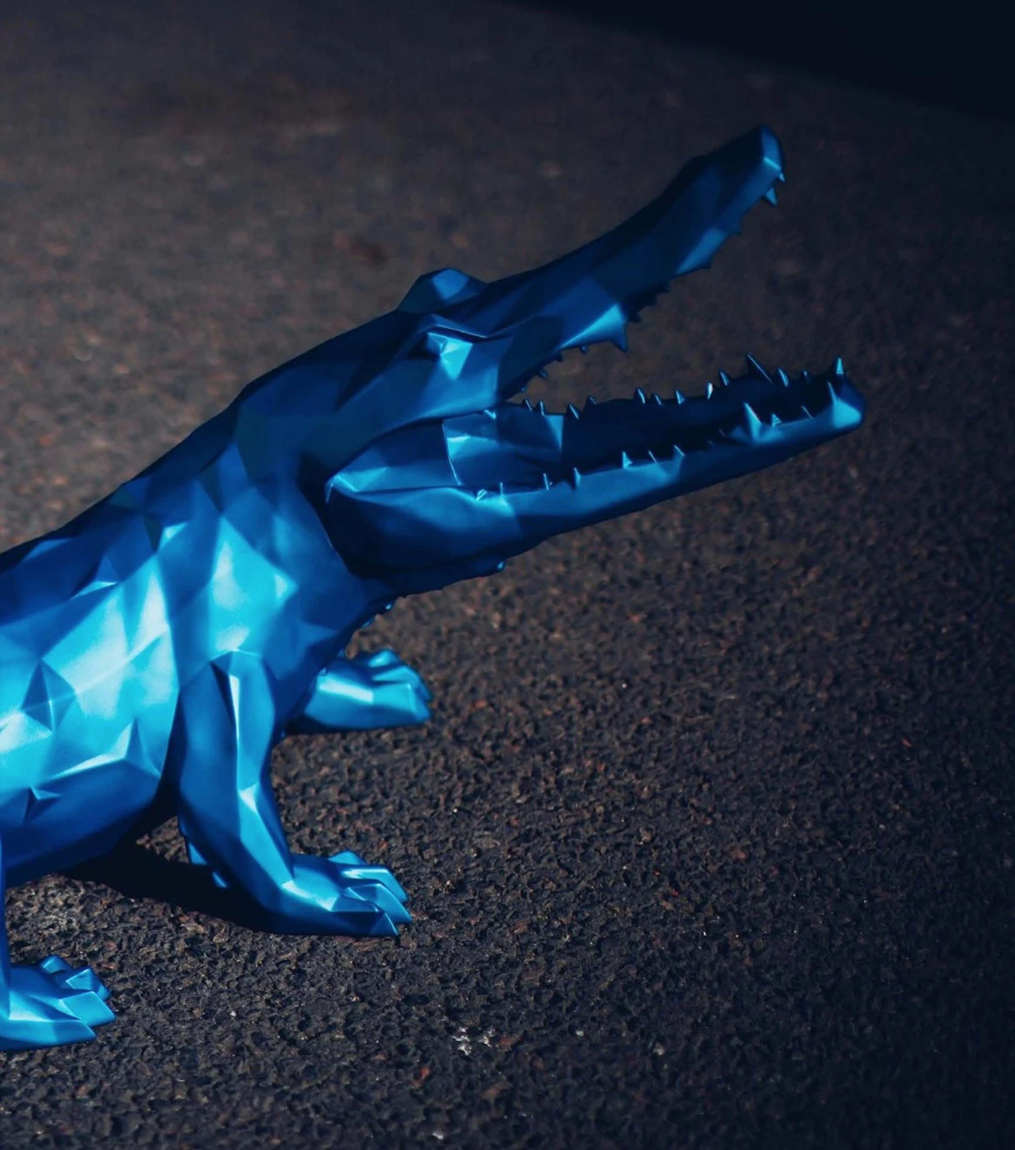 Crocodile, bleu Galactique - Contemporain Sculpture par Richard Orlinksi