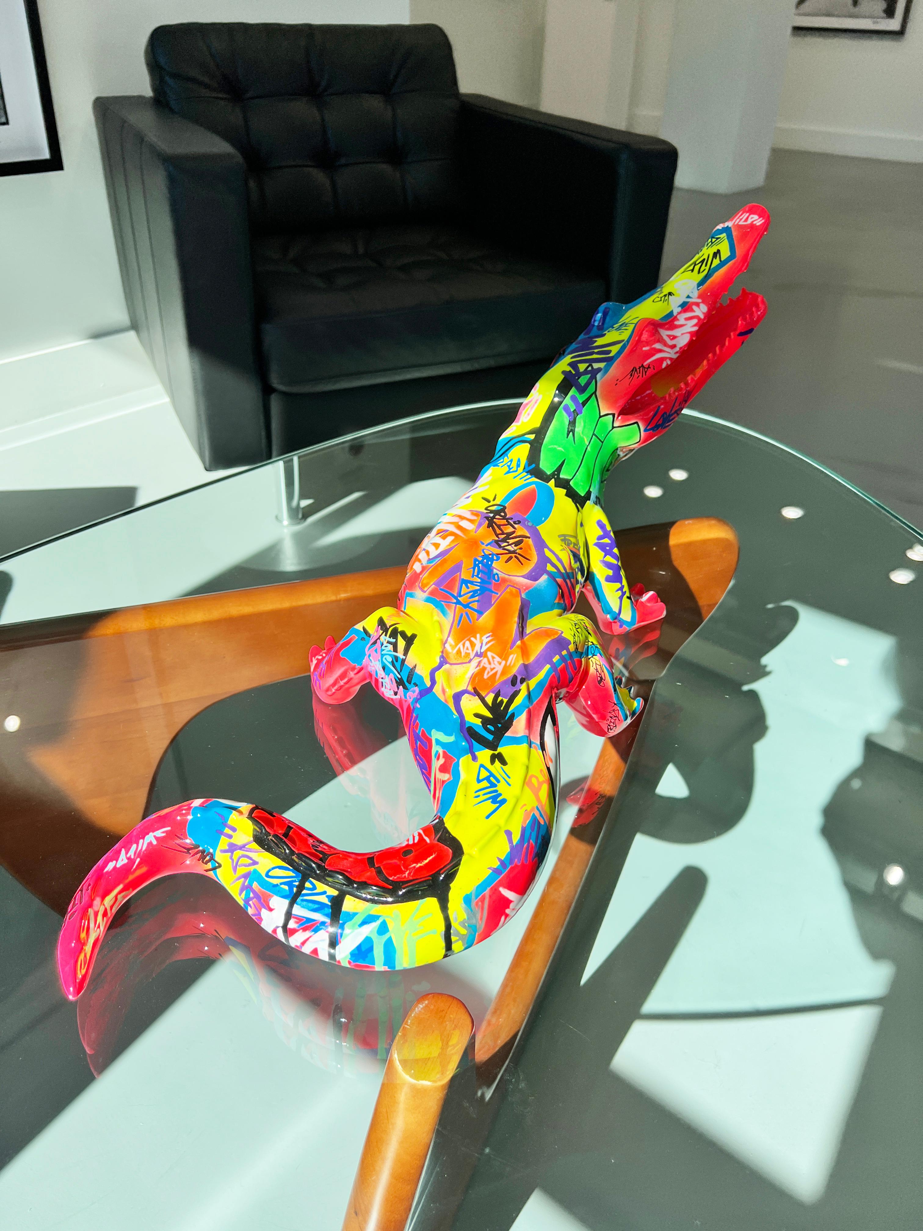 Crocodile étiqueté  - Pop Art Sculpture par Richard Orlinksi