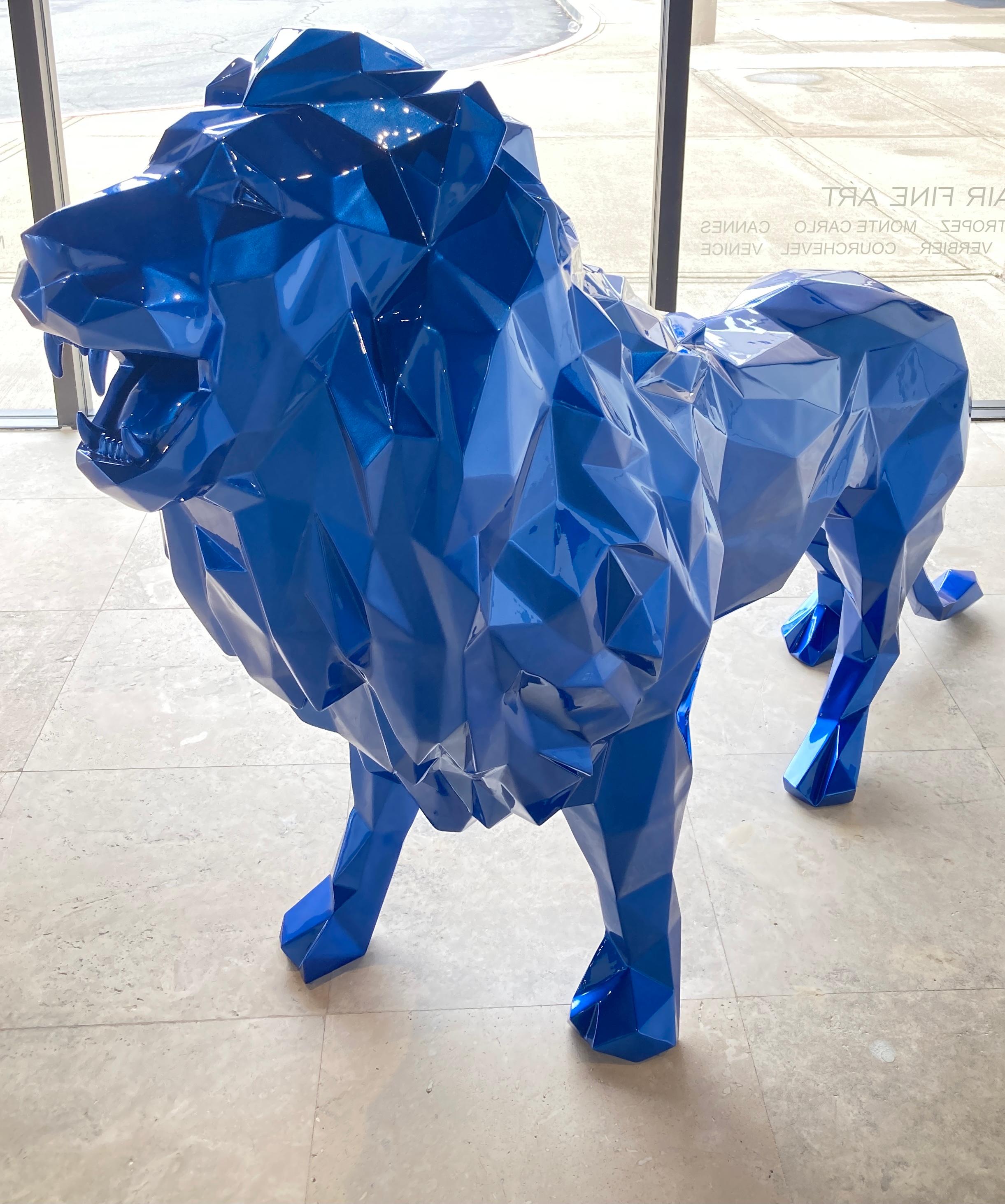 Lion - 150 cm Bleu Sams IV/IV - Purple Figurative Sculpture by Richard Orlinksi