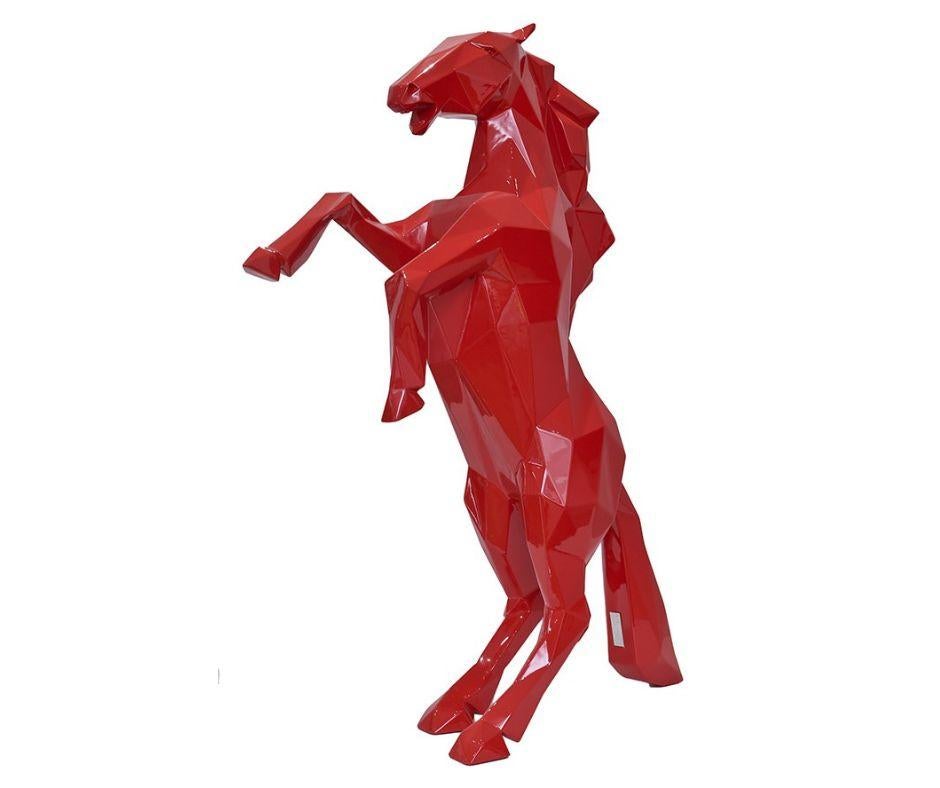 Il "Cavallo" di Richard Orlinski cattura l'essenza dell'energia selvaggia e dello spirito indomito attraverso la sua dinamica posa in piedi. La scultura presenta il cavallo in piedi sulle zampe posteriori e sulla coda, come se fosse colto da un