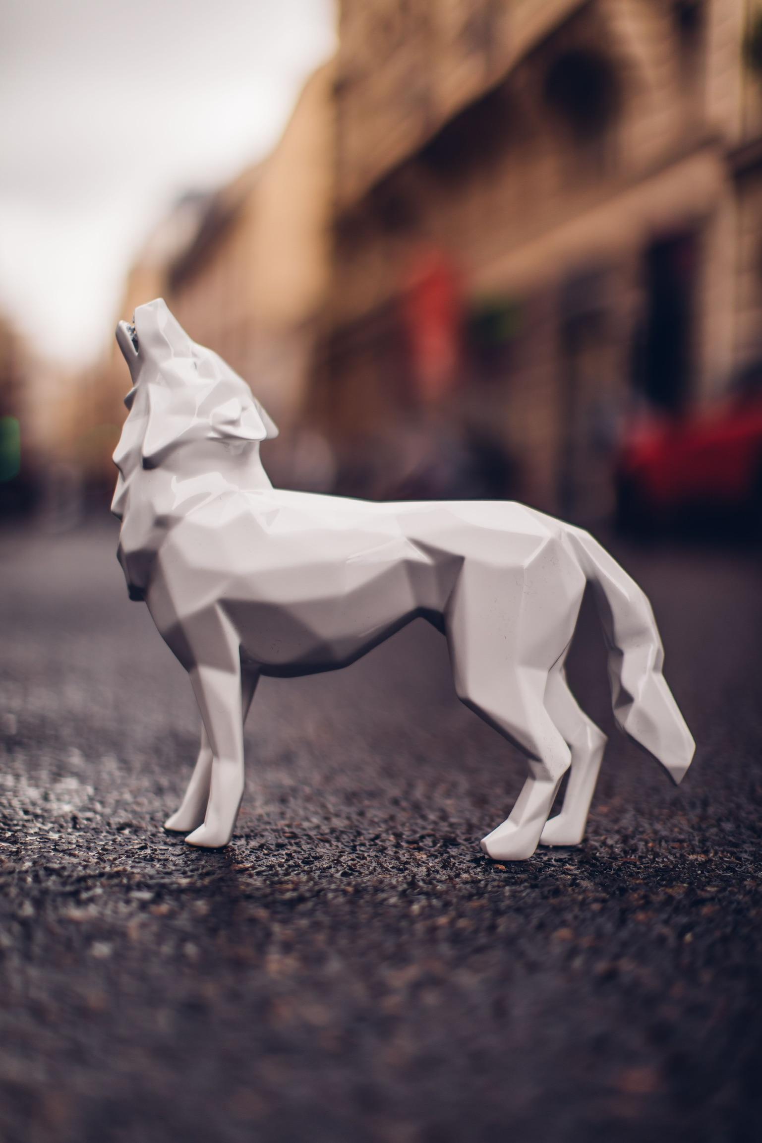 Wolf Howling, loup blanc brillant avec yeux en aluminium - Sculpture de Richard Orlinski