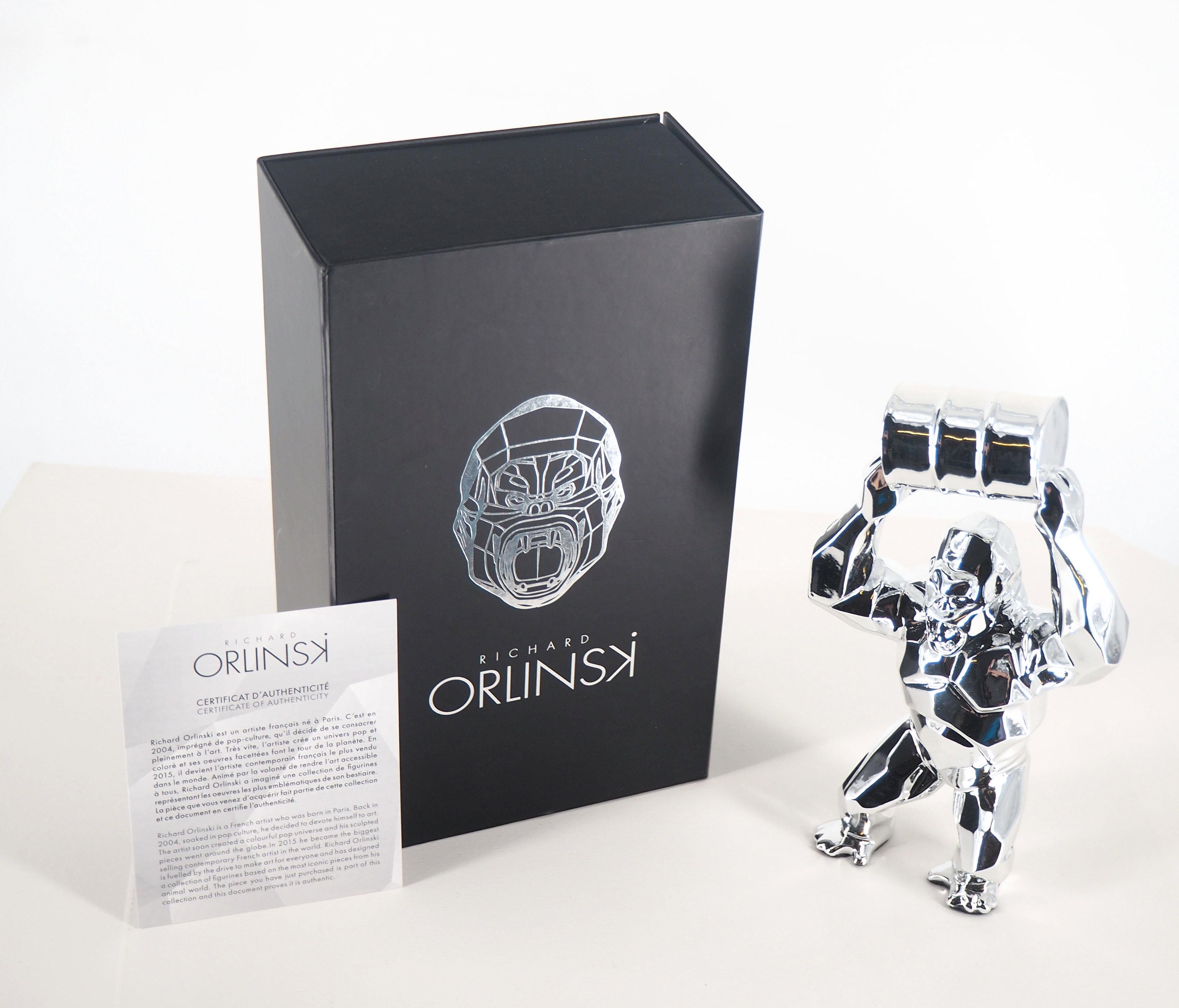 Richard ORLINSKI
Kong Oil Spirit (édition argentée)

Sculpture en résine
Argent Métallique
Environ 18 x 10 cm (c. 7 x 4 in)
Présenté dans sa boîte d'origine avec certificat

Excellent état