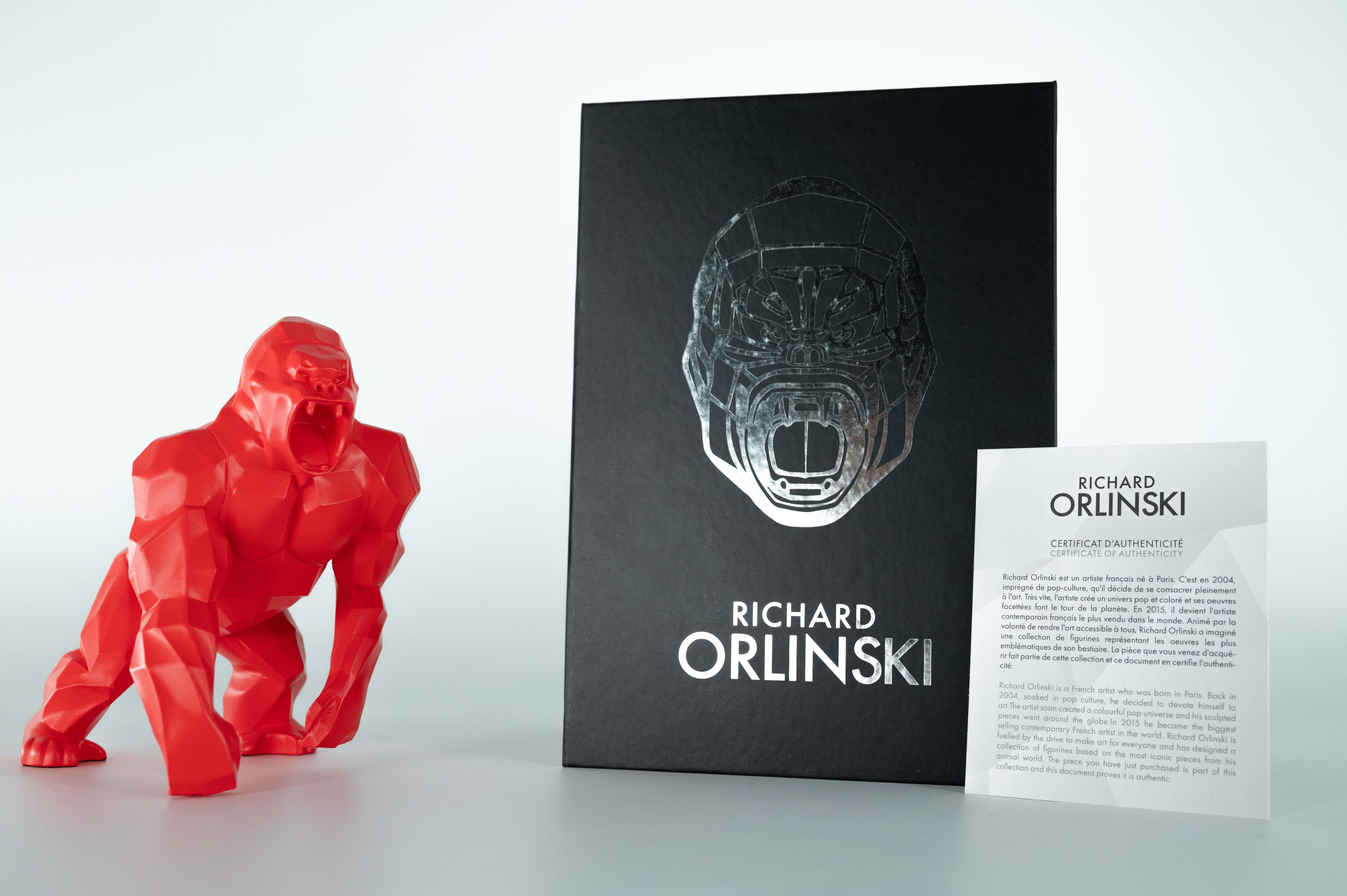 Kong Origin (Red Mat Edition) - Skulptur in Originalverpackung mit Künstlermantel – Sculpture von Richard Orlinski