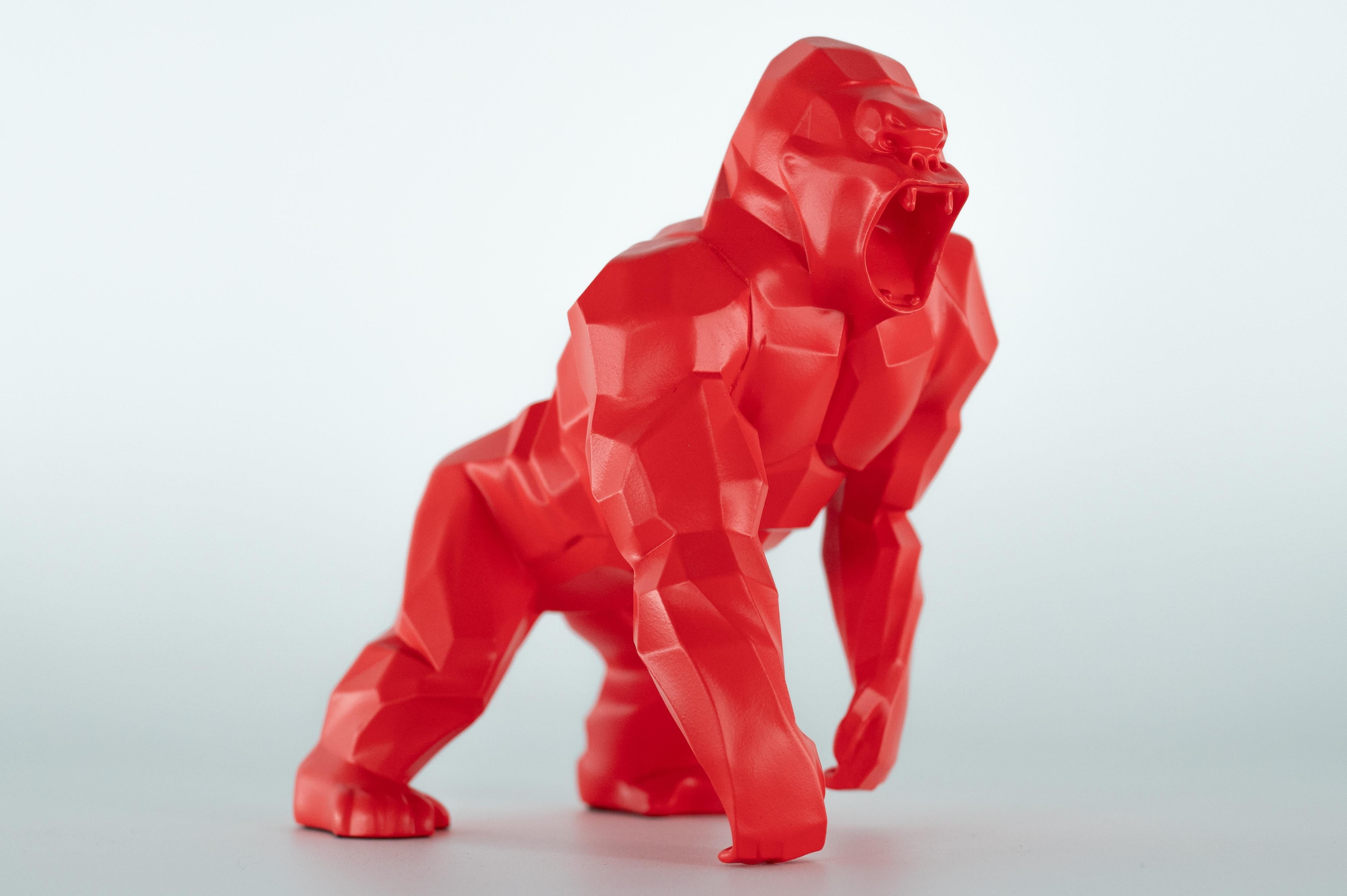 Kong Origin (Red Mat Edition) - Skulptur in Originalverpackung mit Künstlermantel (Moderne), Sculpture, von Richard Orlinski