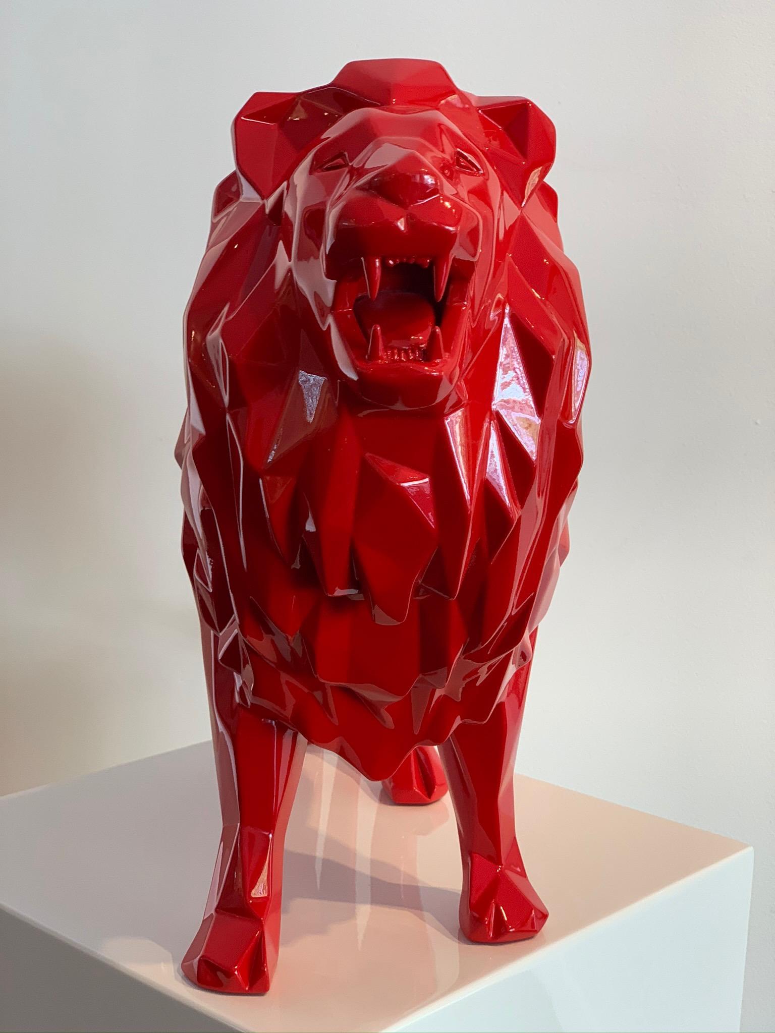 Lion, résine rouge - Contemporain Sculpture par Richard Orlinski