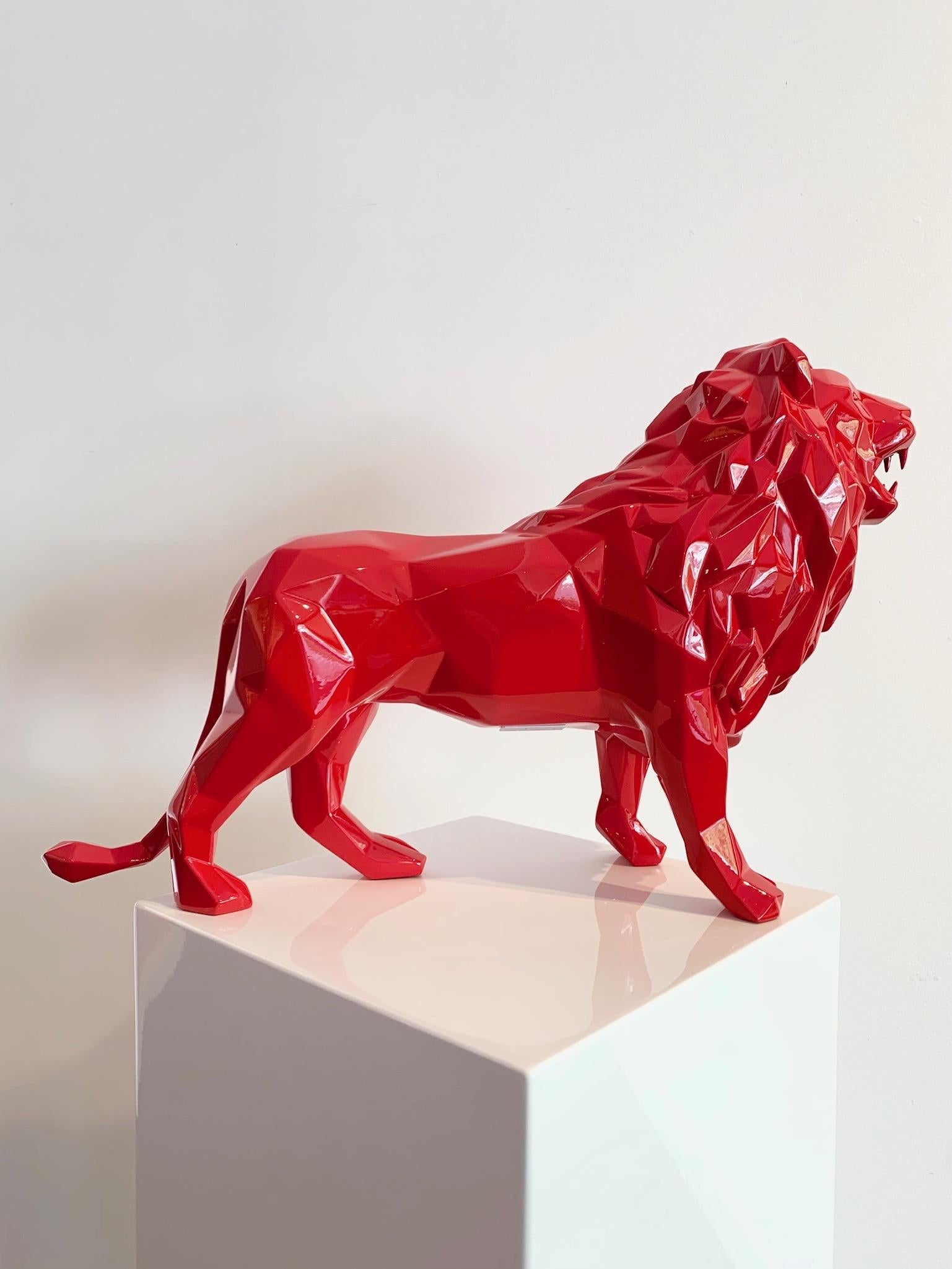Lion, résine rouge - Sculpture de Richard Orlinski