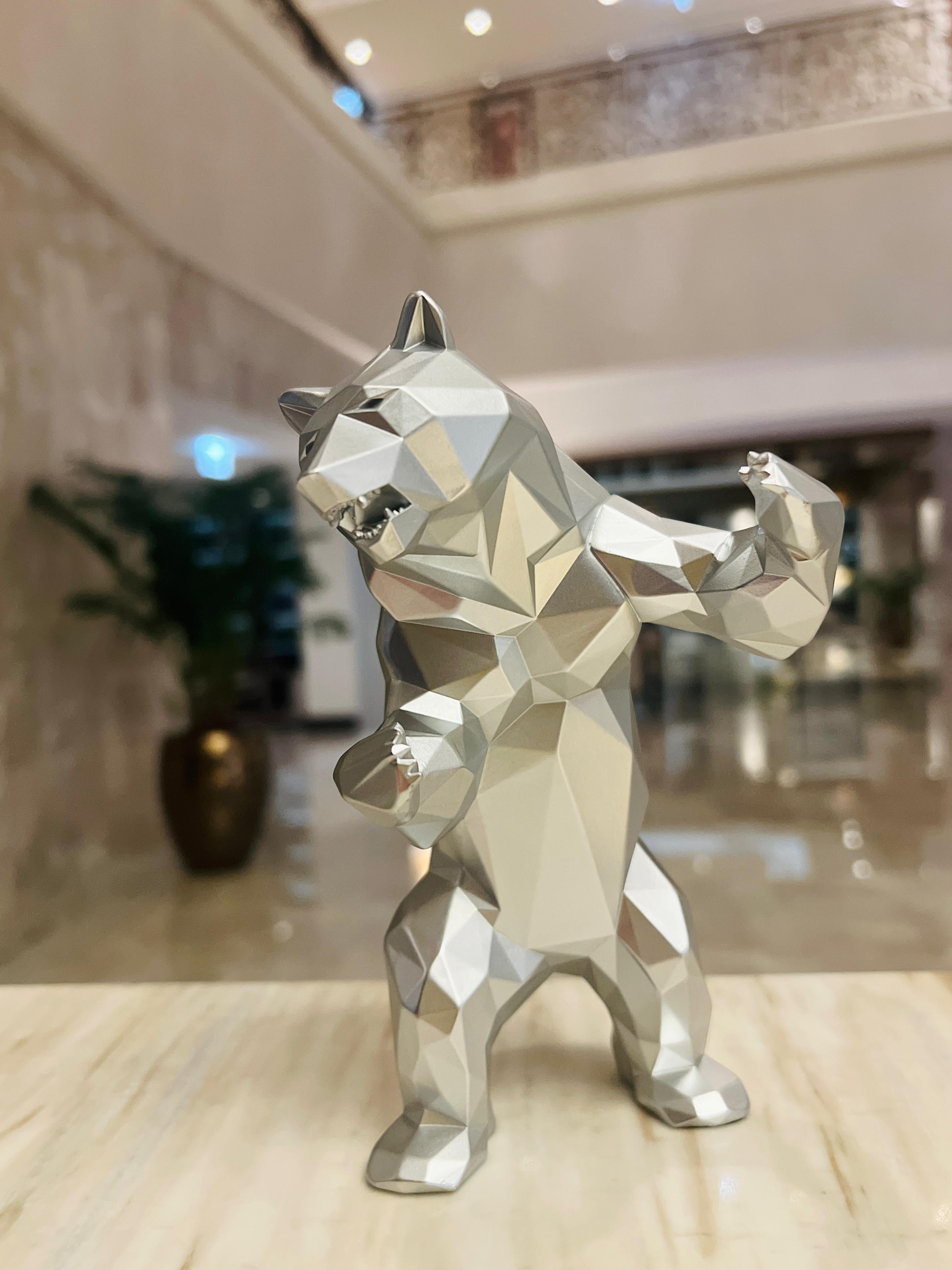 Figurative Sculpture di Richard Orlinski - ORLINSKI - Orso in piedi, Argento opaco