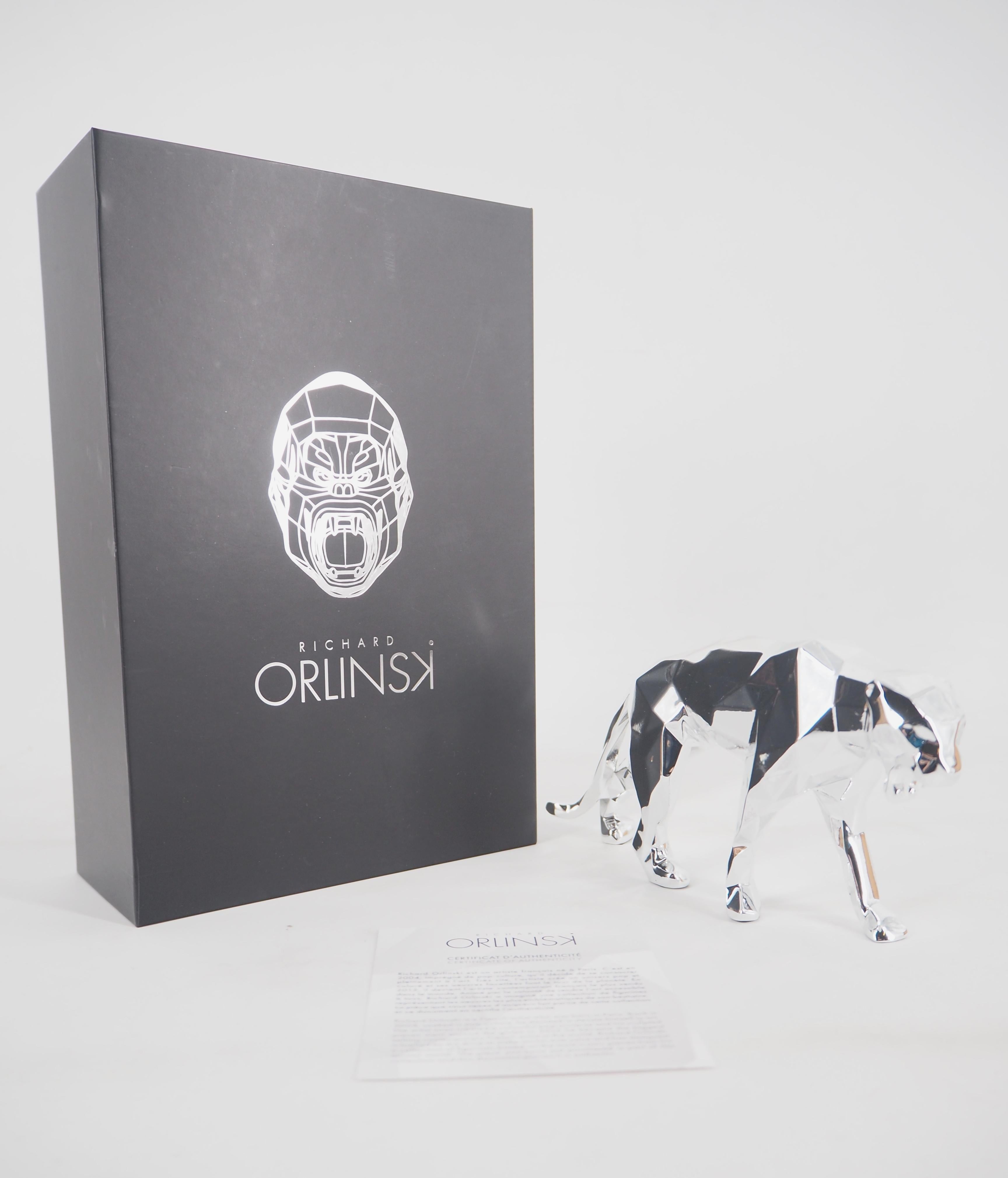 Richard ORLINSKI
Panther Spirit (édition argentée)

Sculpture en résine
Argent métallique
Environ 9 x 18 x 3,5 cm (c. 3,5 x 7 x 1,3 in).
Présenté dans sa boîte d'origine avec certificat

Excellent état