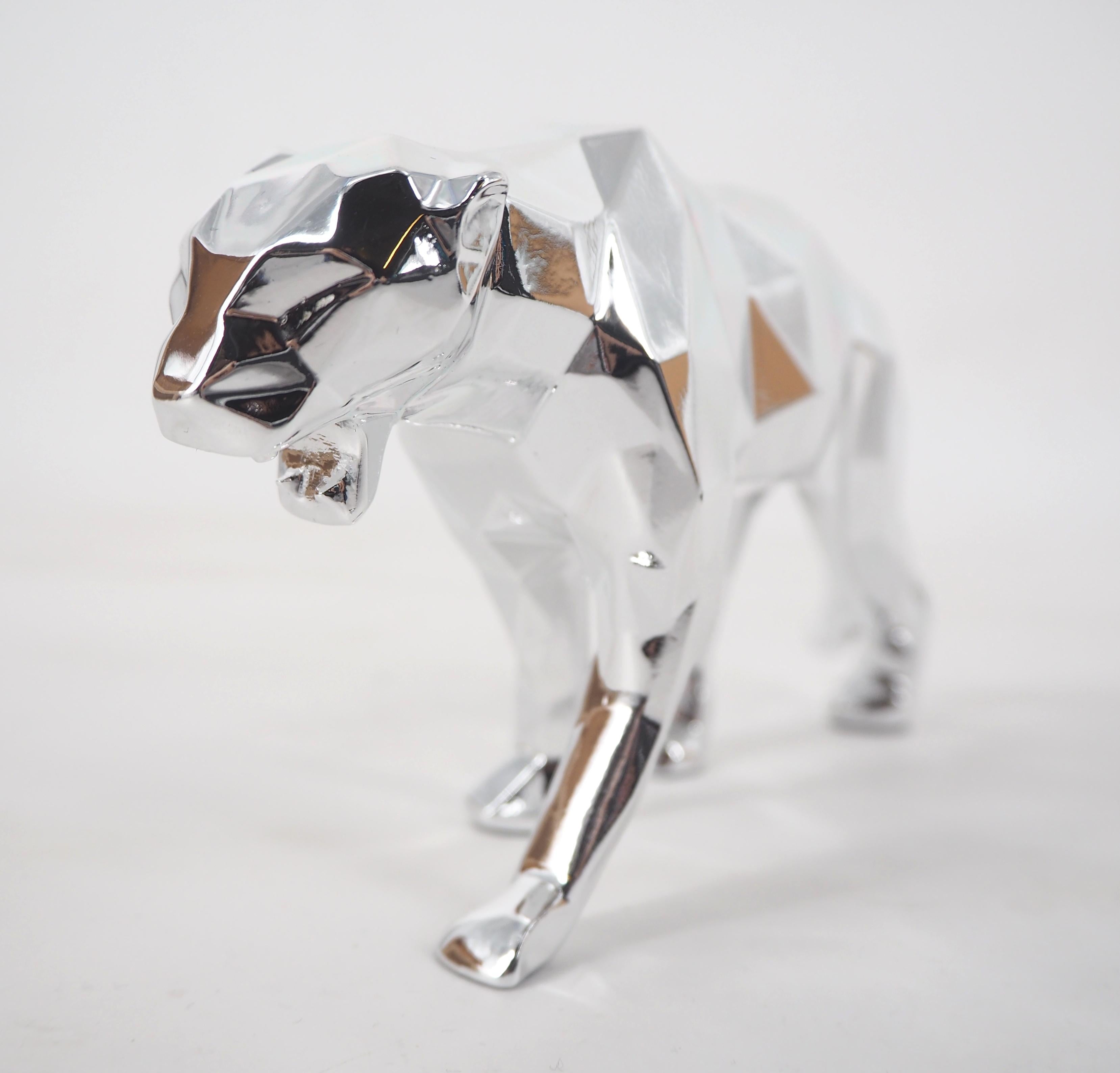 Richard ORLINSKI
Panther Spirit (édition argentée)

Sculpture en résine
Argent métallique
Environ 9 x 18 x 3,5 cm (c. 3,5 x 7 x 1,3 in).
Présenté dans sa boîte d'origine avec certificat

Excellent état