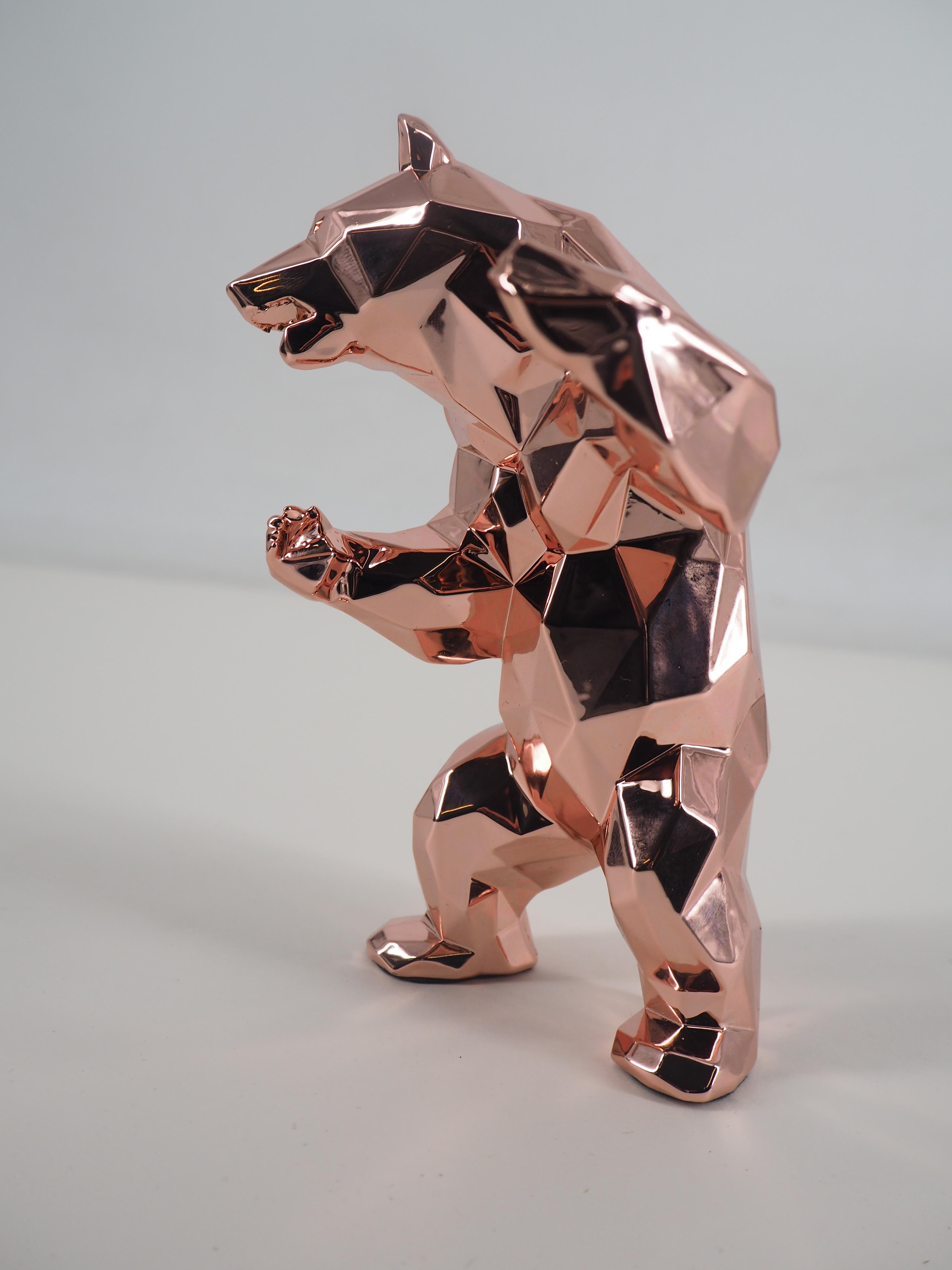 Standender Bär (Goldrosa Auflage) - Skulptur in Originalverpackung mit Künstlermantel (Moderne), Sculpture, von Richard Orlinski