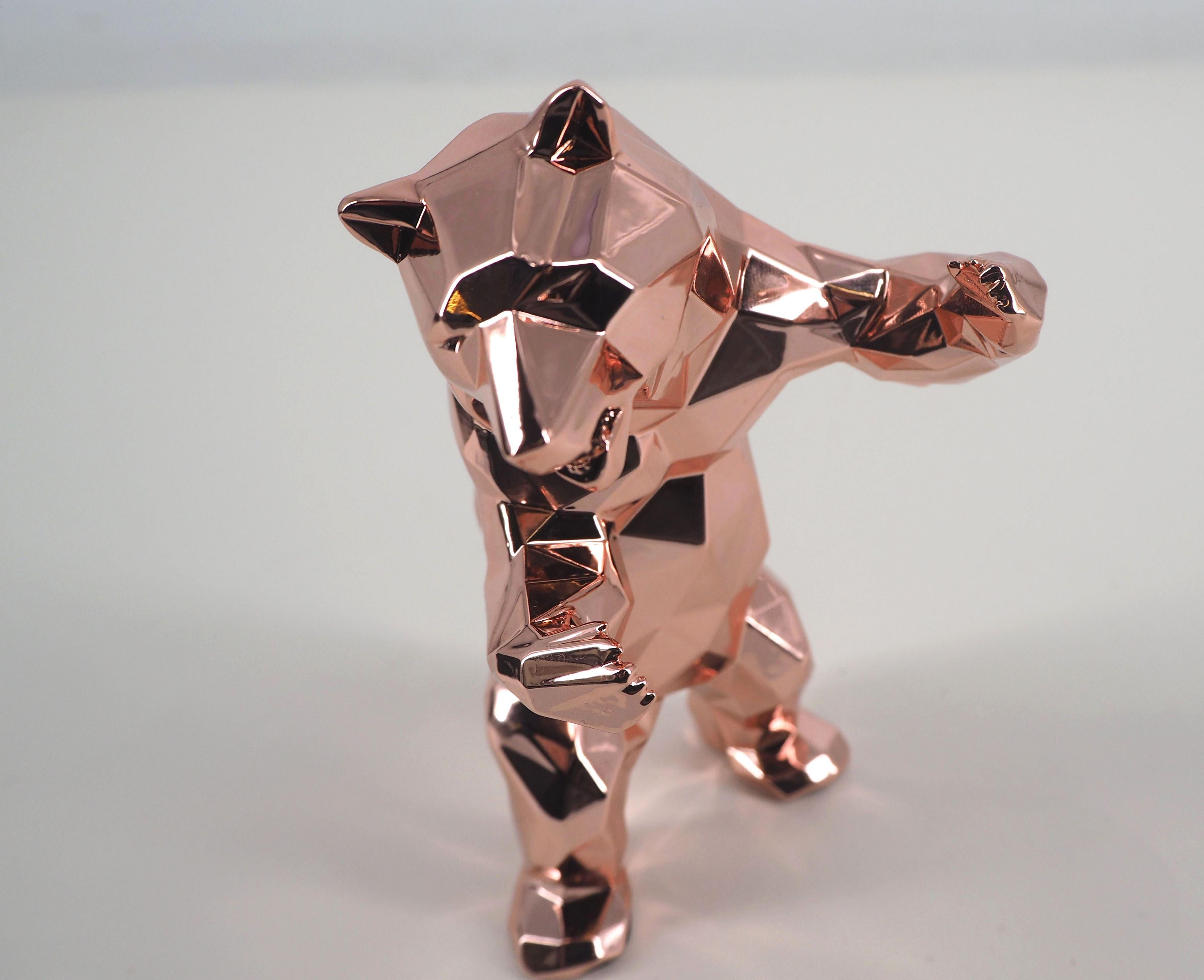 L'ours debout (édition rose or) - Sculpture dans sa boîte d'origine avec manteau d'artiste - Gris Figurative Sculpture par Richard Orlinski