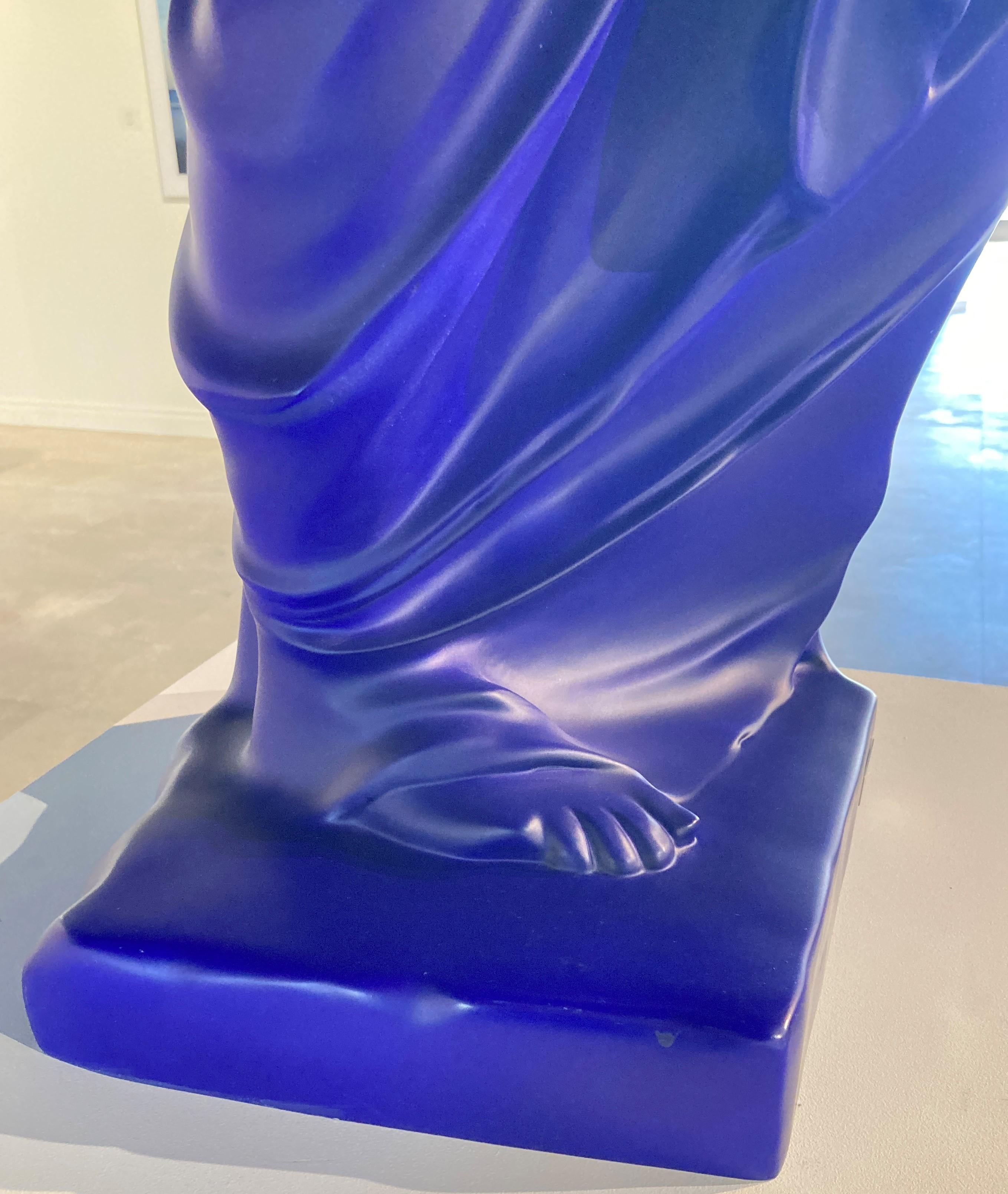 Mat Vénus bleu 120 cm en résine 7/8 - Beige Abstract Sculpture par Richard Orlinski