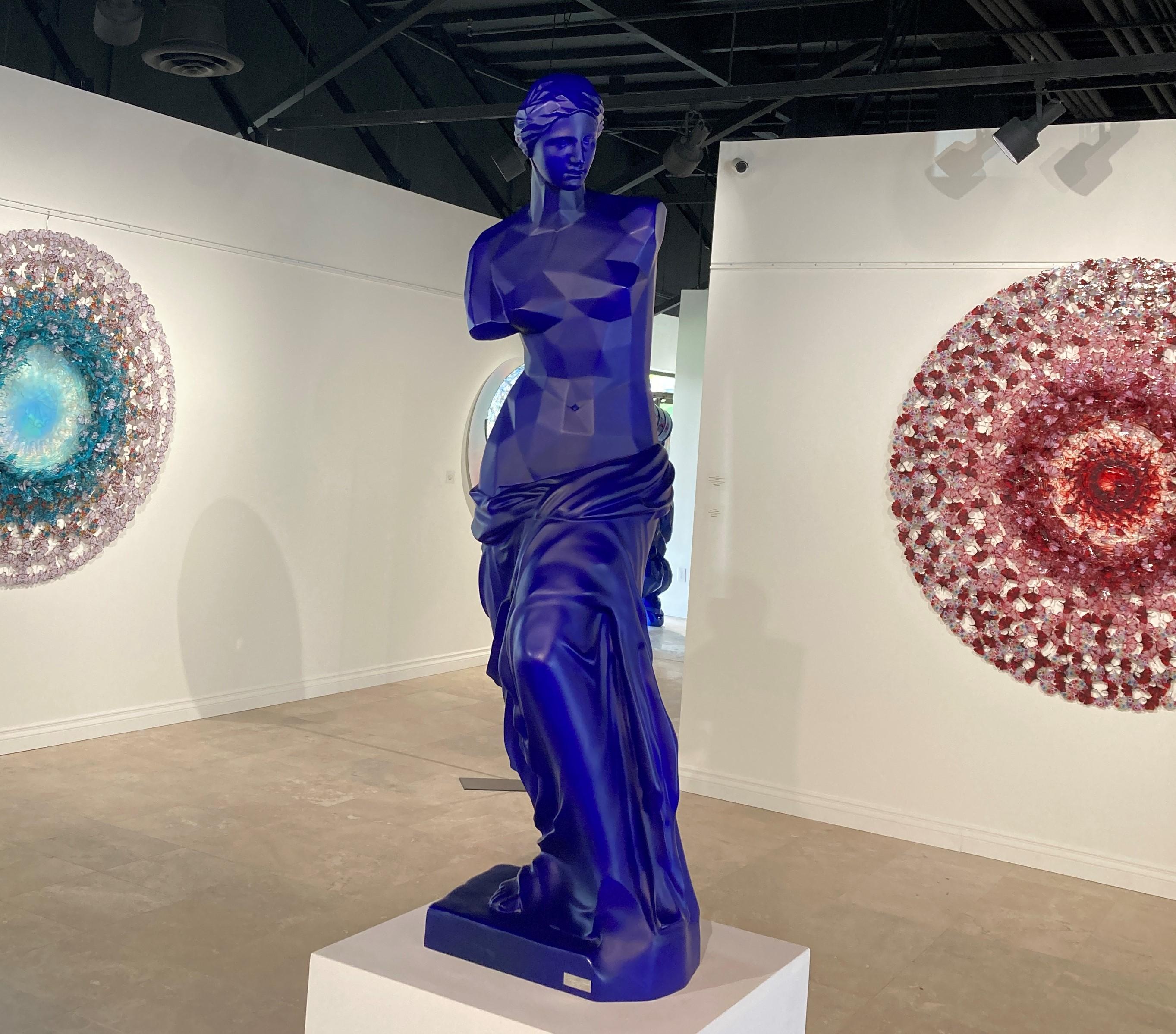 Richard Orlinski Abstract Sculpture – Venus Mat Blau 120cm Harz 7/8