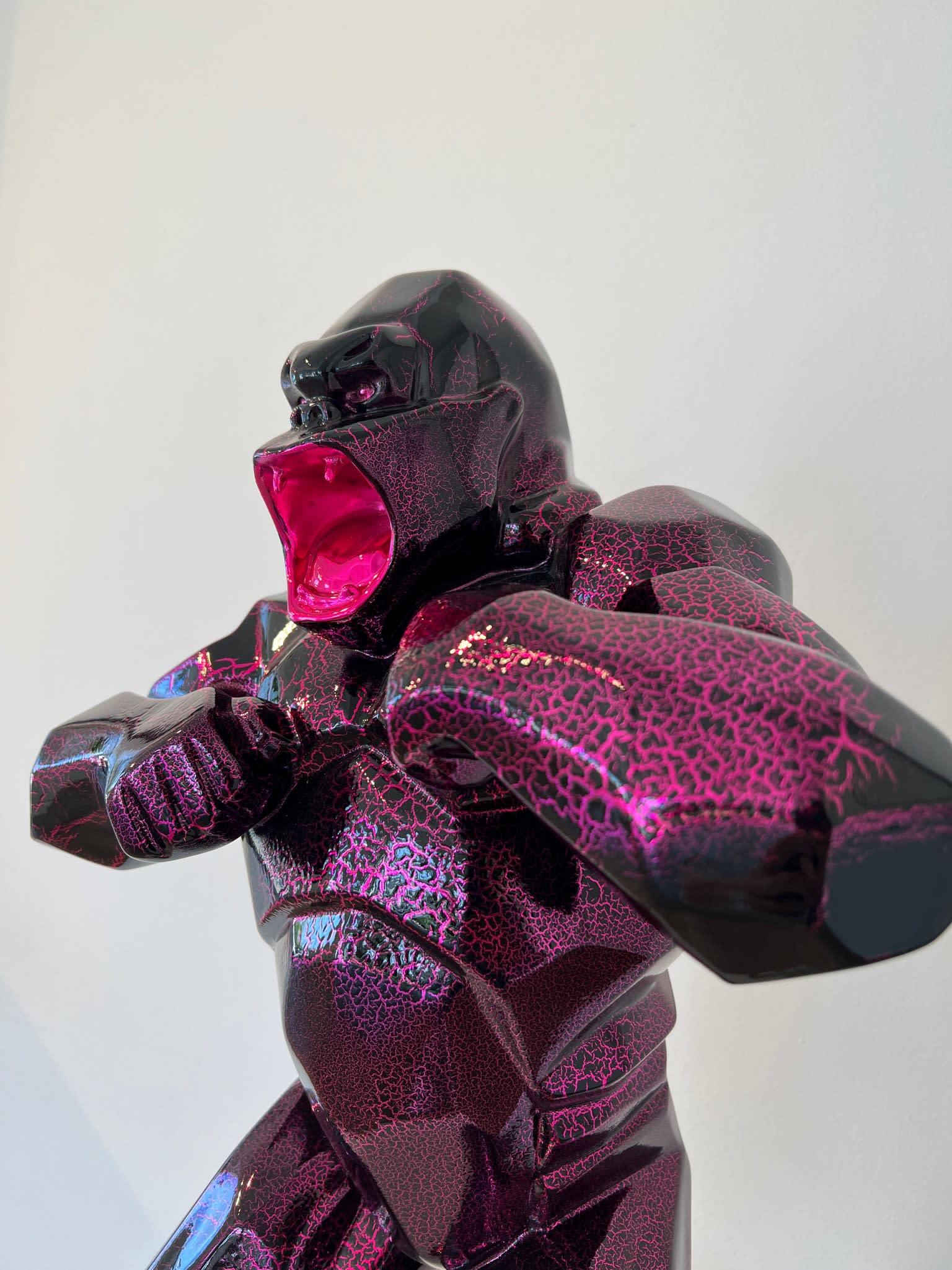 Kong Salvaje, Rosa Cromado Craquelado - Sculpture Contemporáneo de Richard Orlinski