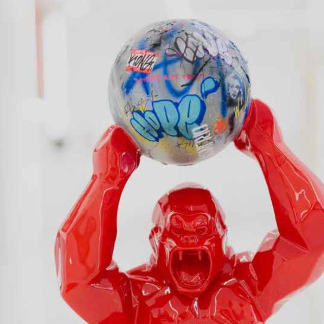 WILD KONG EARTH Kong, the gorilla with a muscular physique show- cased by facets, is Richard Orlinski's most iconic sculpture. This time round, he brandishes Planet Earth high above his head. The sculptor has graffitied Earth with dazzling colours
