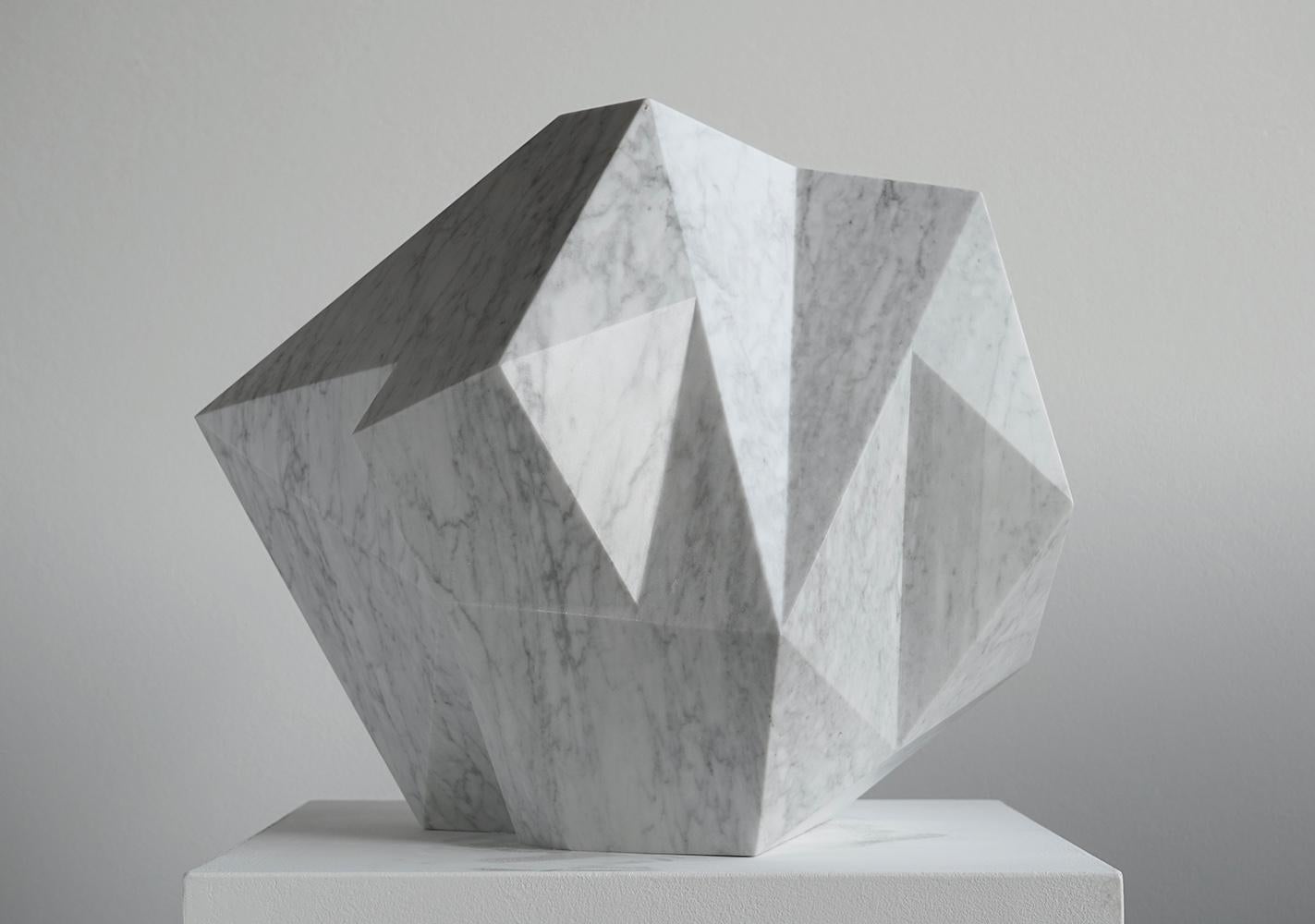 August Moon Waxing von Richard Perry – Abstrakte Skulptur, Carrara-Marmor, weiß im Angebot 1