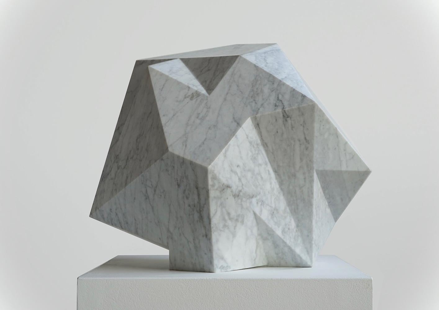 August Moon Waxing von Richard Perry – Abstrakte Skulptur, Carrara-Marmor, weiß im Angebot 2