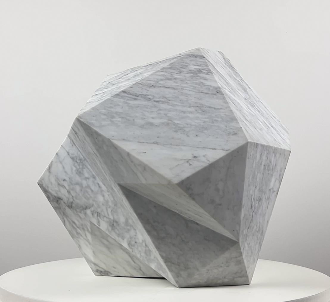 August Moon Waxing von Richard Perry – Abstrakte Skulptur, Carrara-Marmor, weiß im Angebot 3