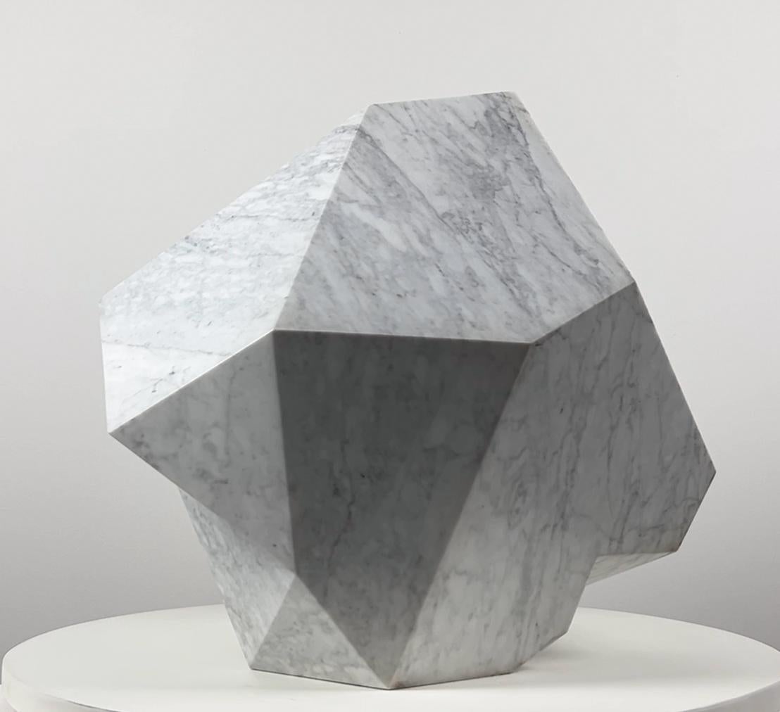 August Moon Waxing von Richard Perry – Abstrakte Skulptur, Carrara-Marmor, weiß im Angebot 4