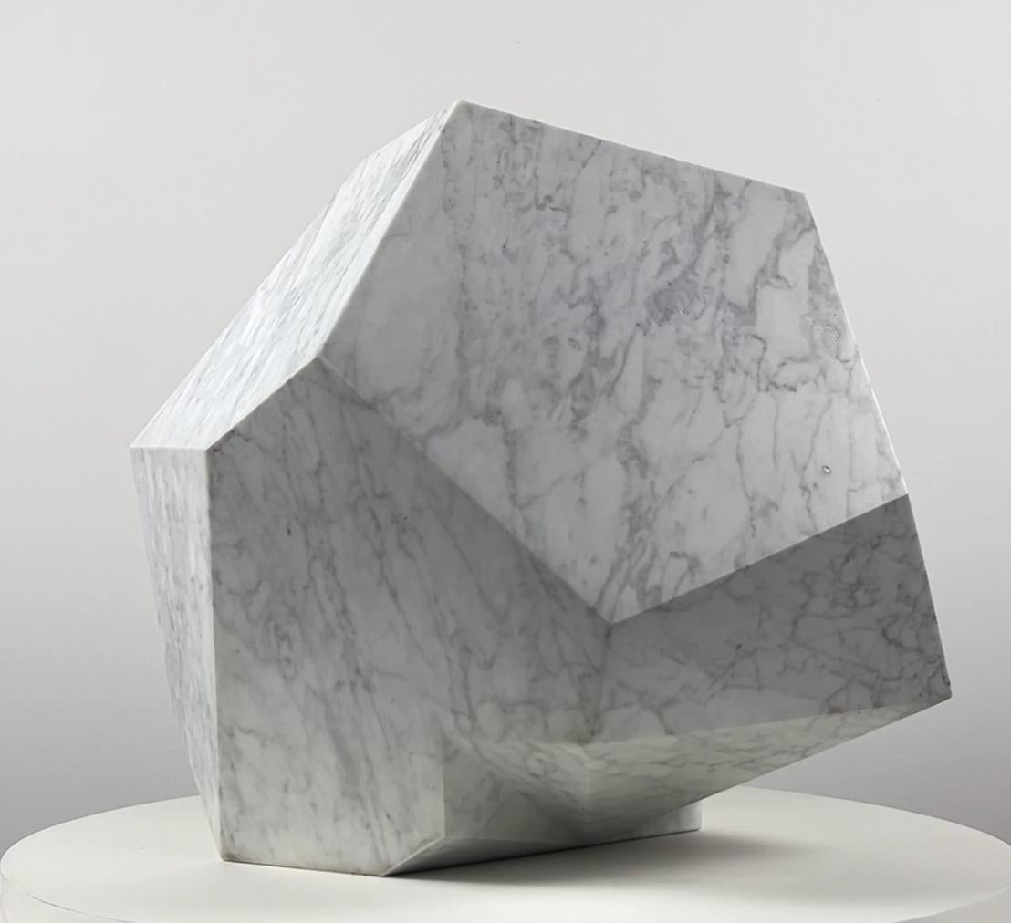 August Moon Waxing von Richard Perry – Abstrakte Skulptur, Carrara-Marmor, weiß im Angebot 5