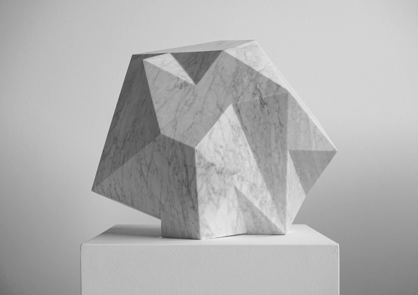 August Moon Waxing ist eine einzigartige Skulptur aus Carrara-Marmor des zeitgenössischen Künstlers Richard Perry mit den Maßen 35 × 35 × 35 cm (13,8 × 13,8 × 13,8 in). 
Die Skulptur ist signiert und wird mit einem Echtheitszertifikat