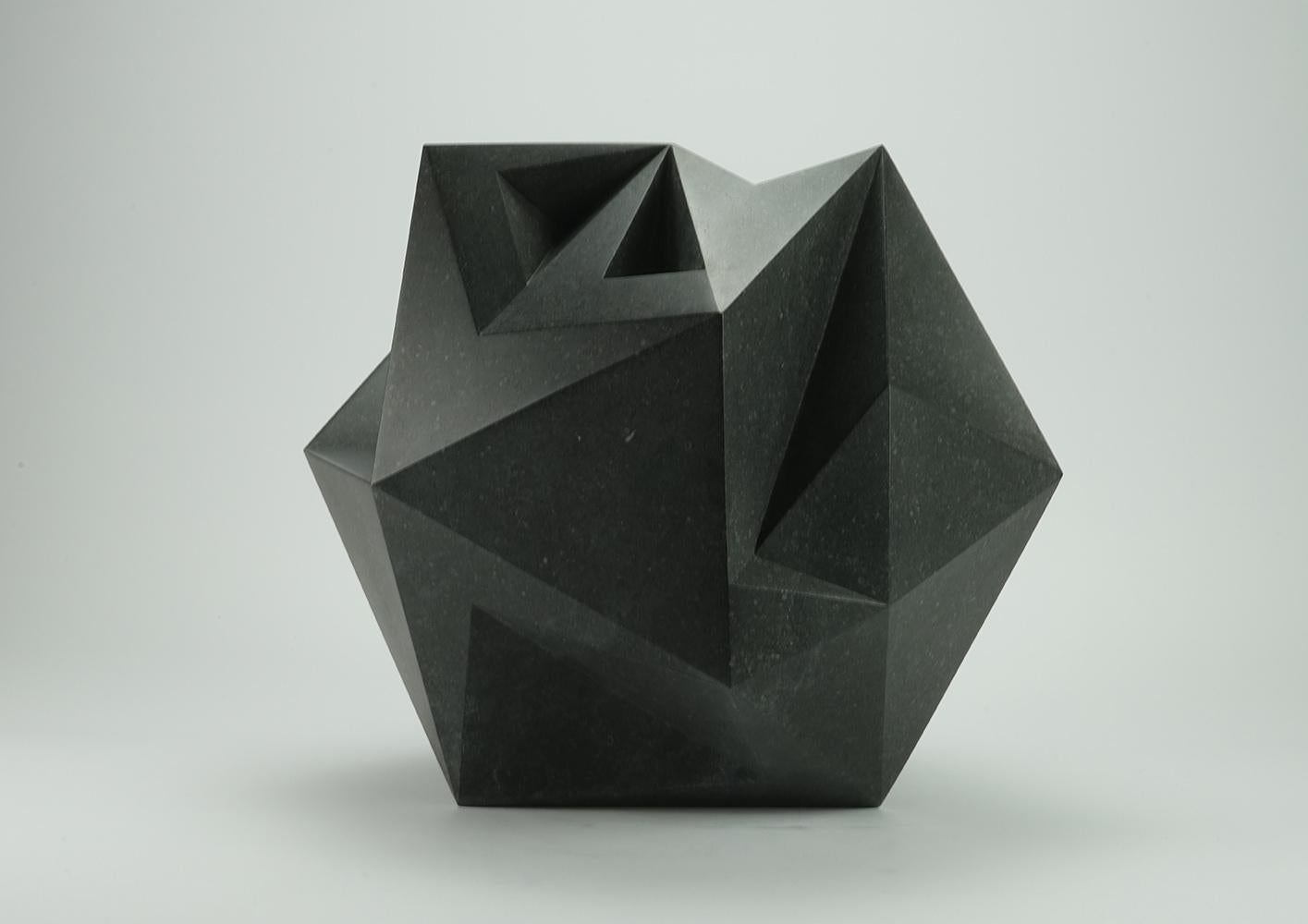 Blackbird By Richard Perry - scultura astratta, pietra calcarea blu irlandese in vendita 1