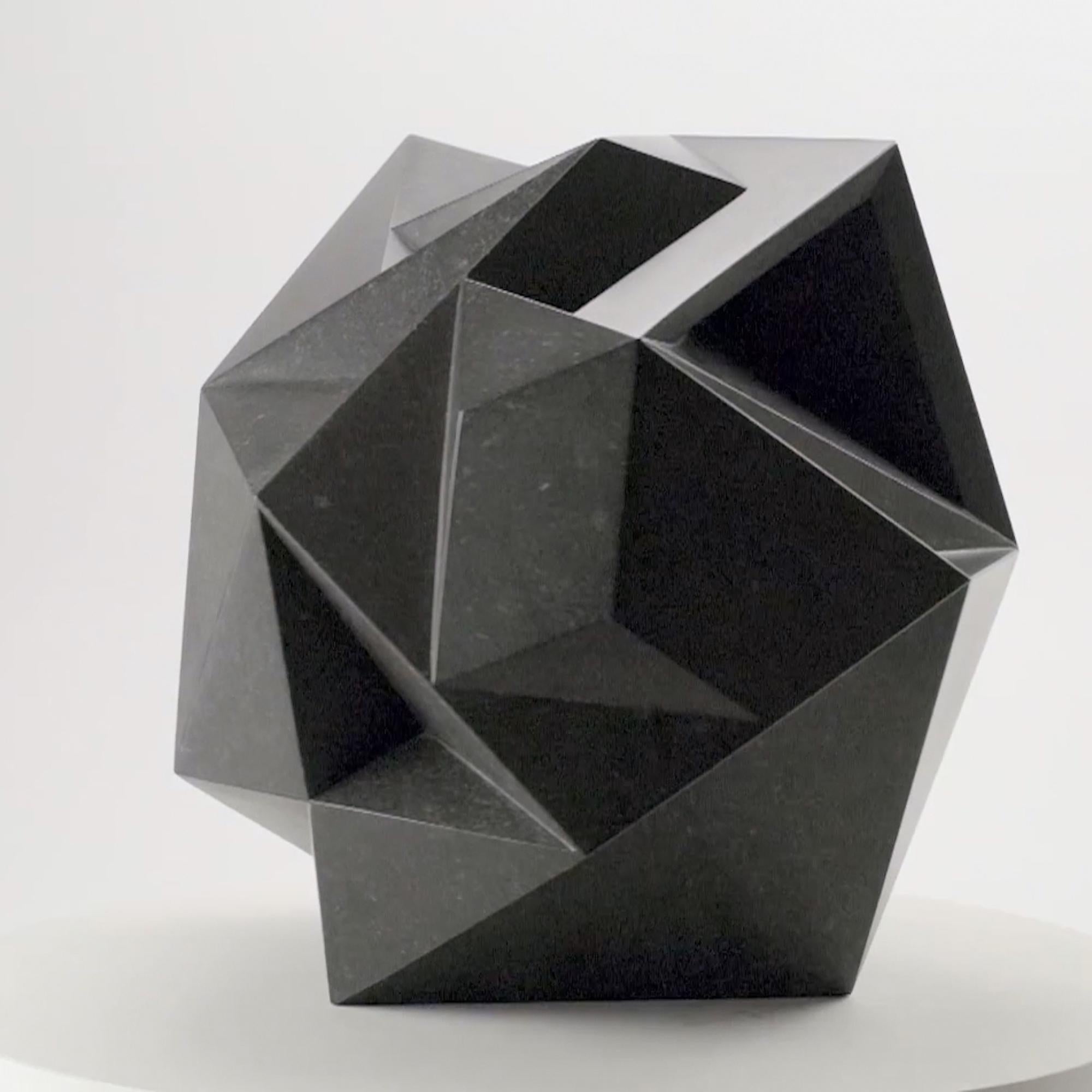 Blackbird By Richard Perry - scultura astratta, pietra calcarea blu irlandese in vendita 5