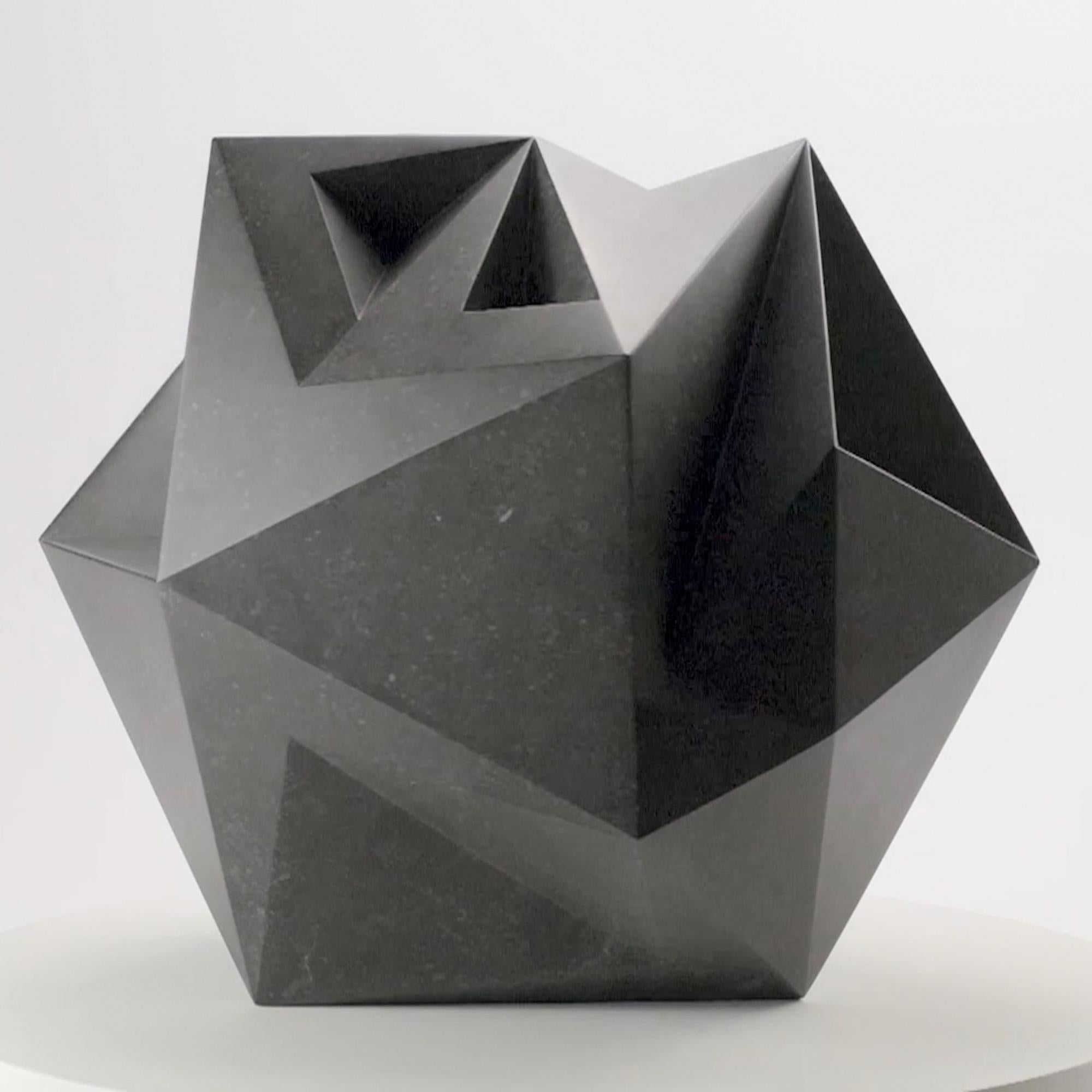 Blackbird By Richard Perry - scultura astratta, pietra calcarea blu irlandese in vendita 7