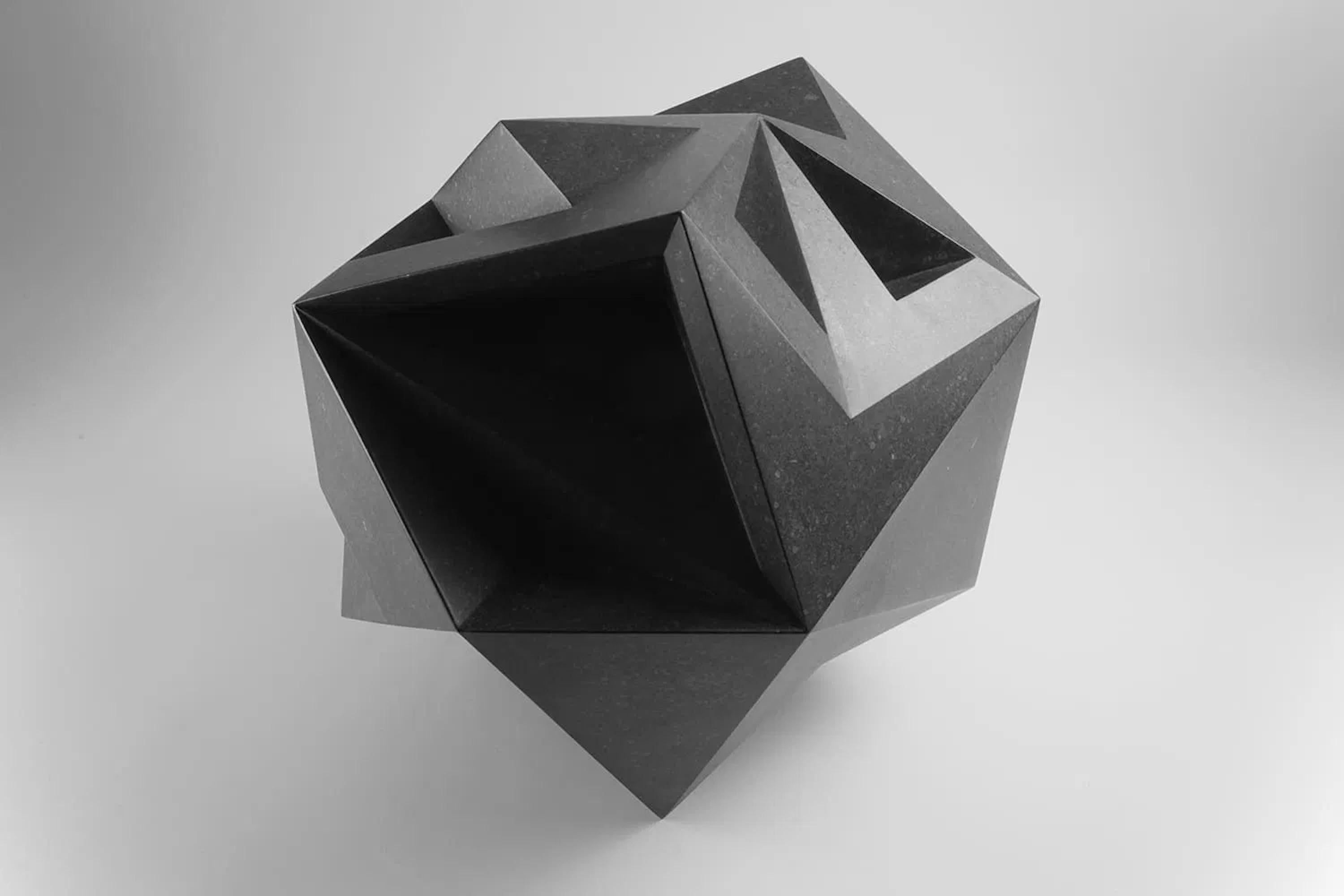 Amsel von Richard Perry - abstrakte Skulptur, irischer blauer Kalkstein