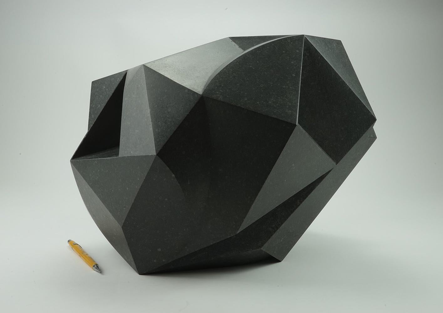 Caniform de Richard Perry - Escultura abstracta, piedra caliza azul irlandesa, geométrica en venta 1