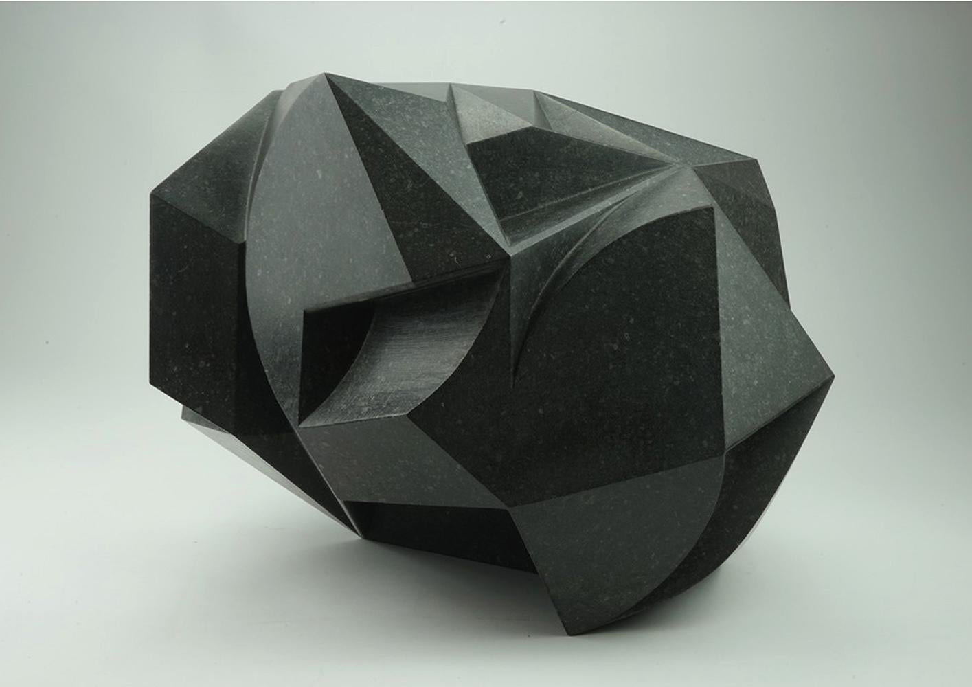 Caniform de Richard Perry - Escultura abstracta, piedra caliza azul irlandesa, geométrica en venta 3