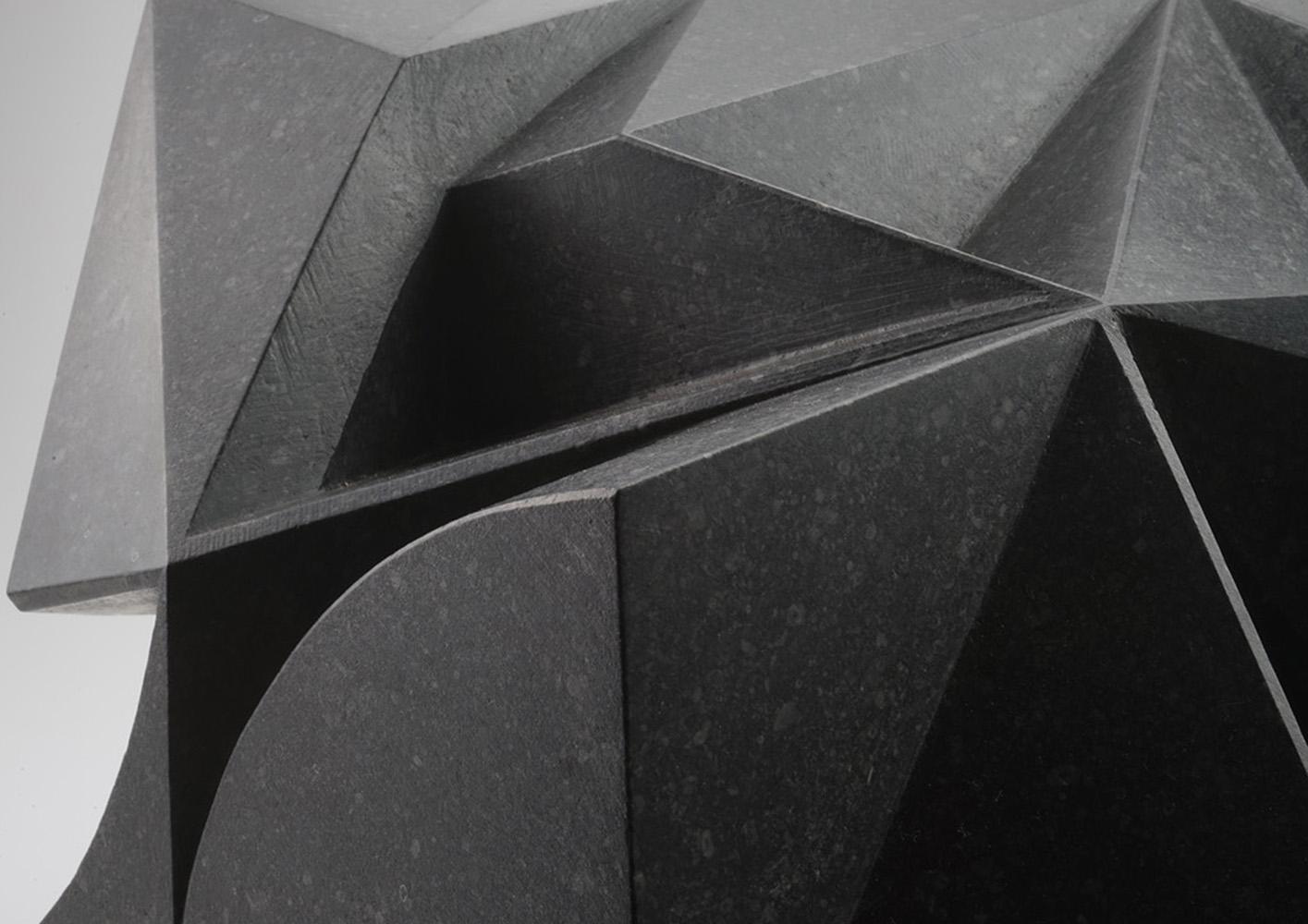 Caniform de Richard Perry - Escultura abstracta, piedra caliza azul irlandesa, geométrica en venta 4