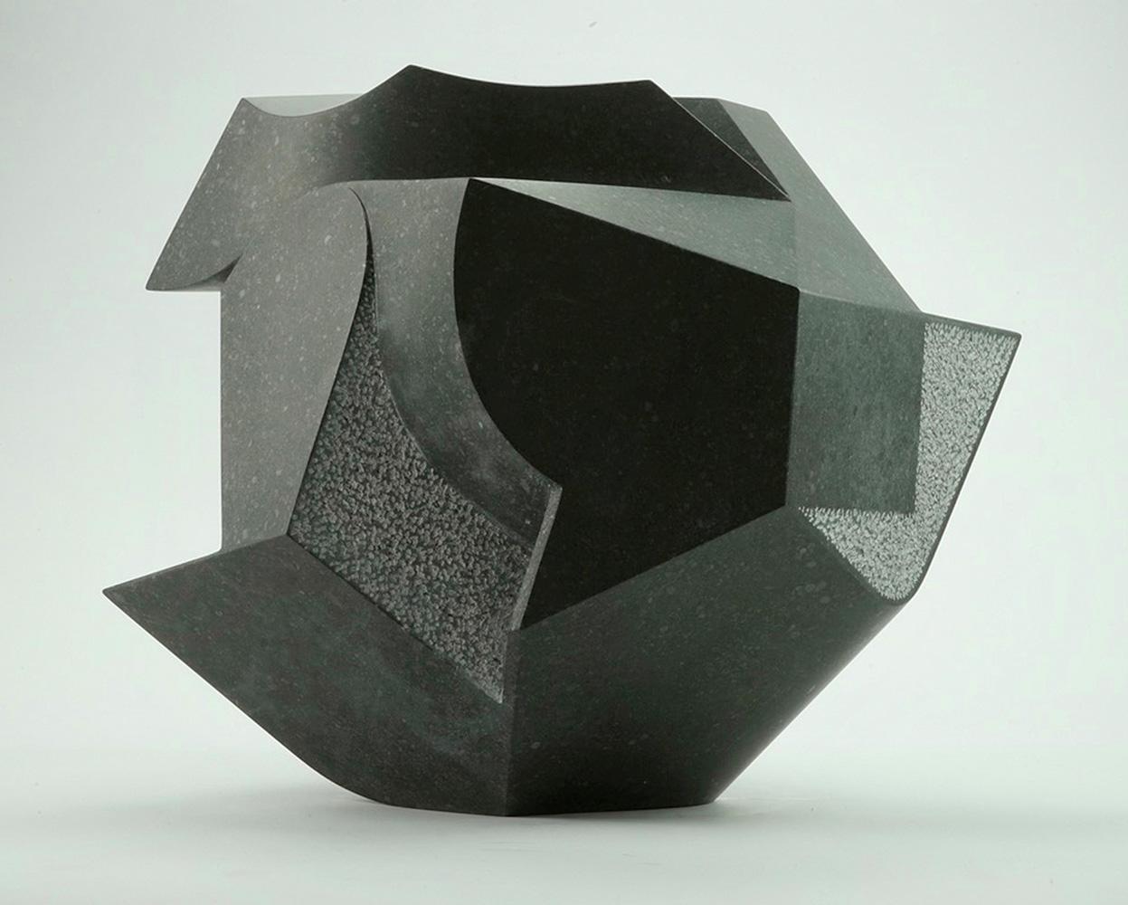 Crab By Richard Perry - Sculpture abstraite contemporaine, pierre calcaire bleue d'Irlande en vente 2