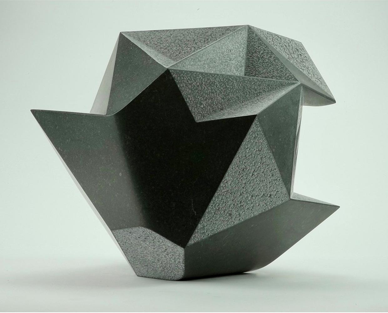 Crab By Richard Perry - Sculpture abstraite contemporaine, pierre calcaire bleue d'Irlande en vente 3