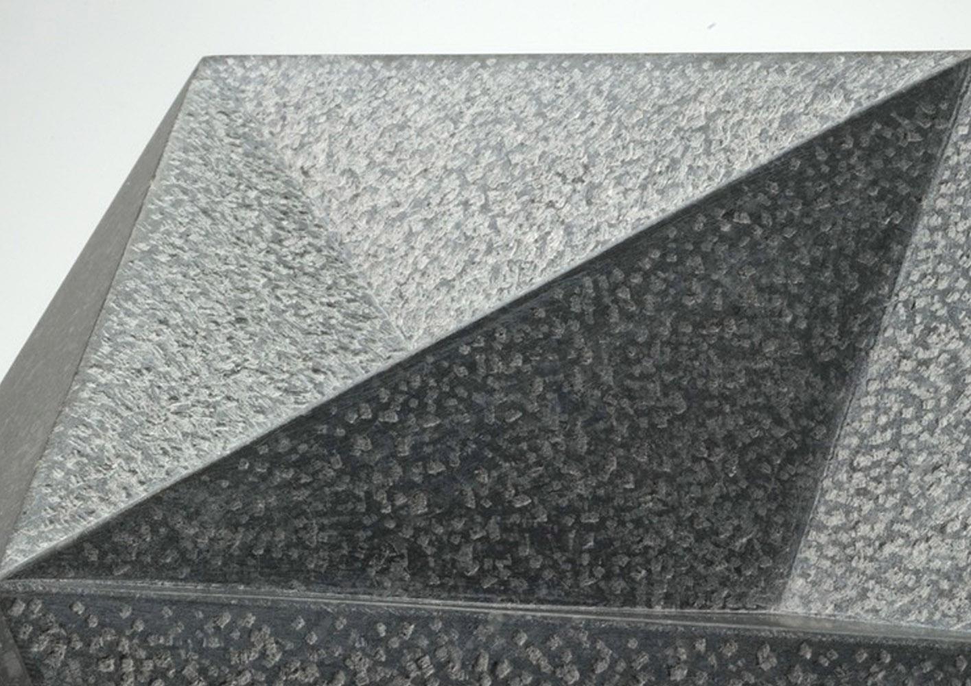 Crab By Richard Perry - Sculpture abstraite contemporaine, pierre calcaire bleue d'Irlande en vente 4