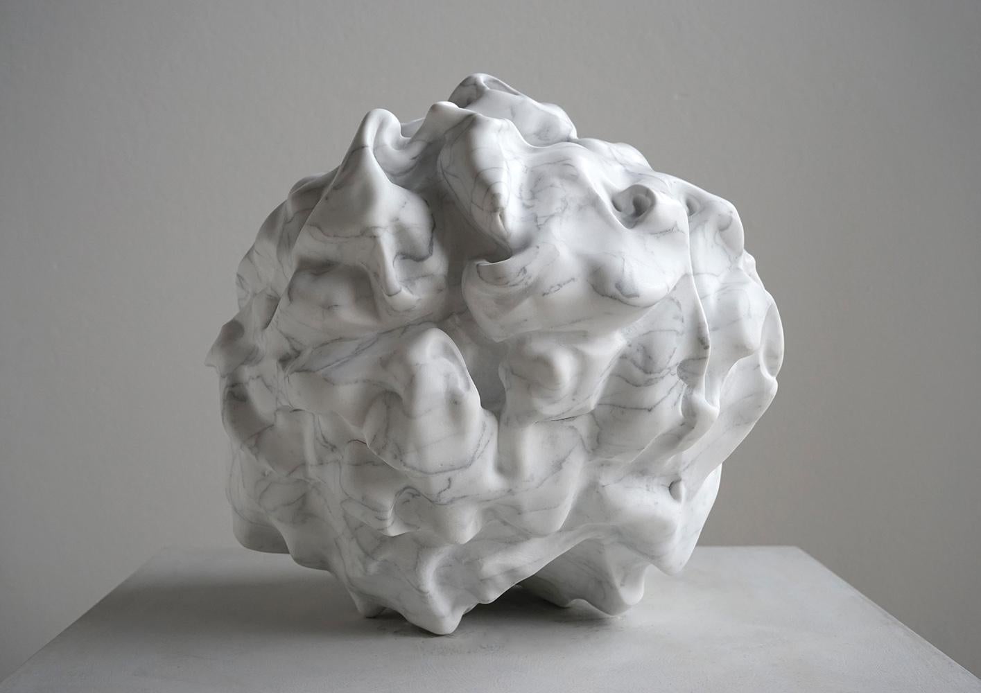 Ghost By Richard Perry – Abstrakte Skulptur, organische Formen, Carrara-Marmor  im Angebot 1