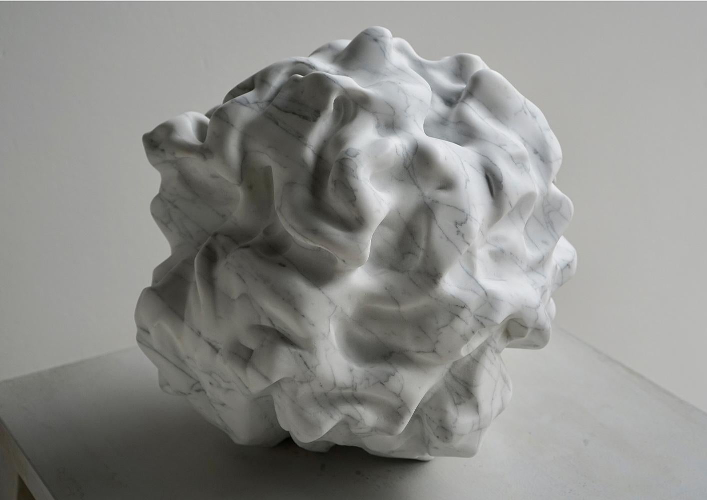 Ghost by British artist Richard Perry (b. 1960).
Carrara marble sculpture, 35 cm × 35 cm × 35 cm // 13.78 x 13.78 x 13.78 in.
This piece is part of a recent series by the artist, characterized by organic and flexible shapes giving the sculptures a