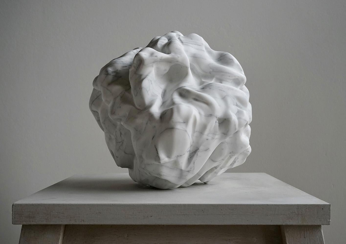 Ghost des britischen Künstlers Richard Perry (geb. 1960).
Skulptur aus Carrara-Marmor, 35 cm × 35 cm × 35 cm // 13,78 x 13,78 x 13,78 in.
Dieses Werk ist Teil einer neuen Serie des Künstlers, die sich durch organische und flexible Formen