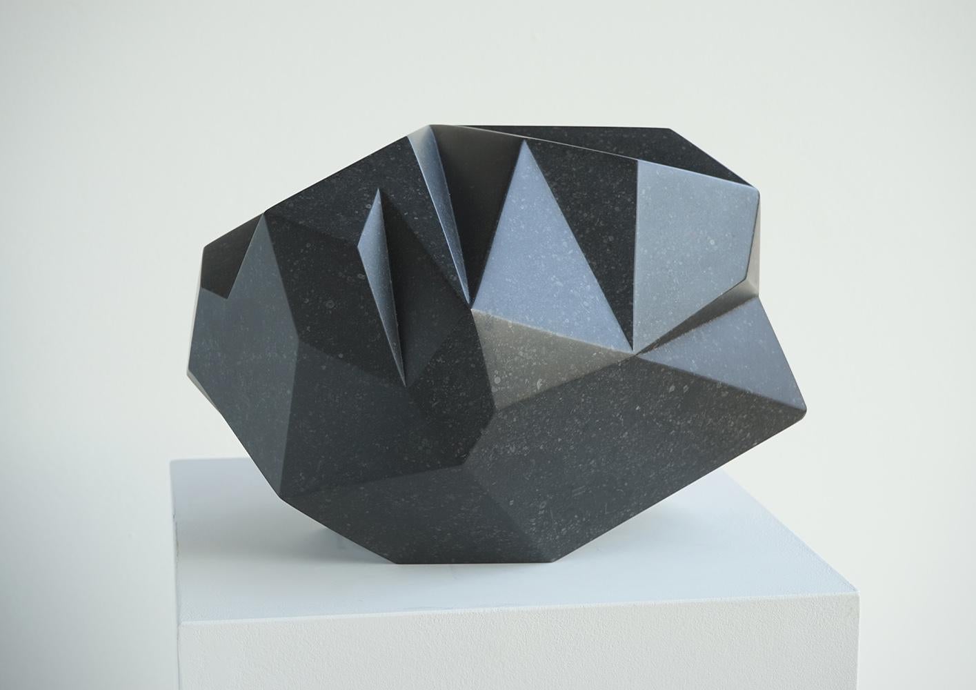 Halley 1 von Richard Perry – Abstrakte Skulptur, irischer blauer Kalkstein, geometrisch im Angebot 1