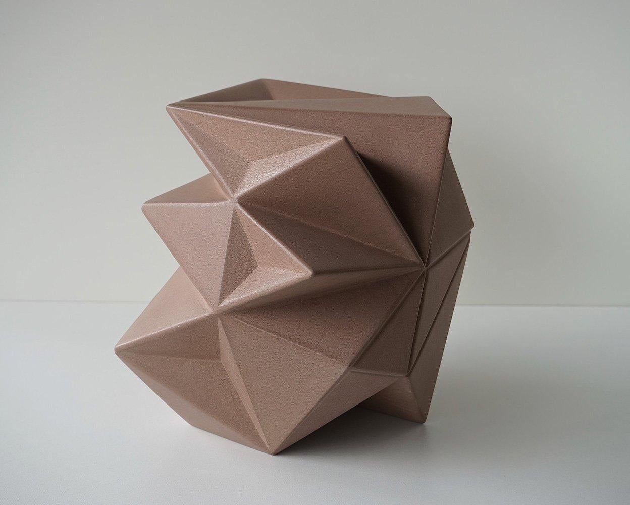 Halley 4 von Richard Perry – Abstrakte Skulptur, Sandstein, geometrisch, Ausgewogenheit