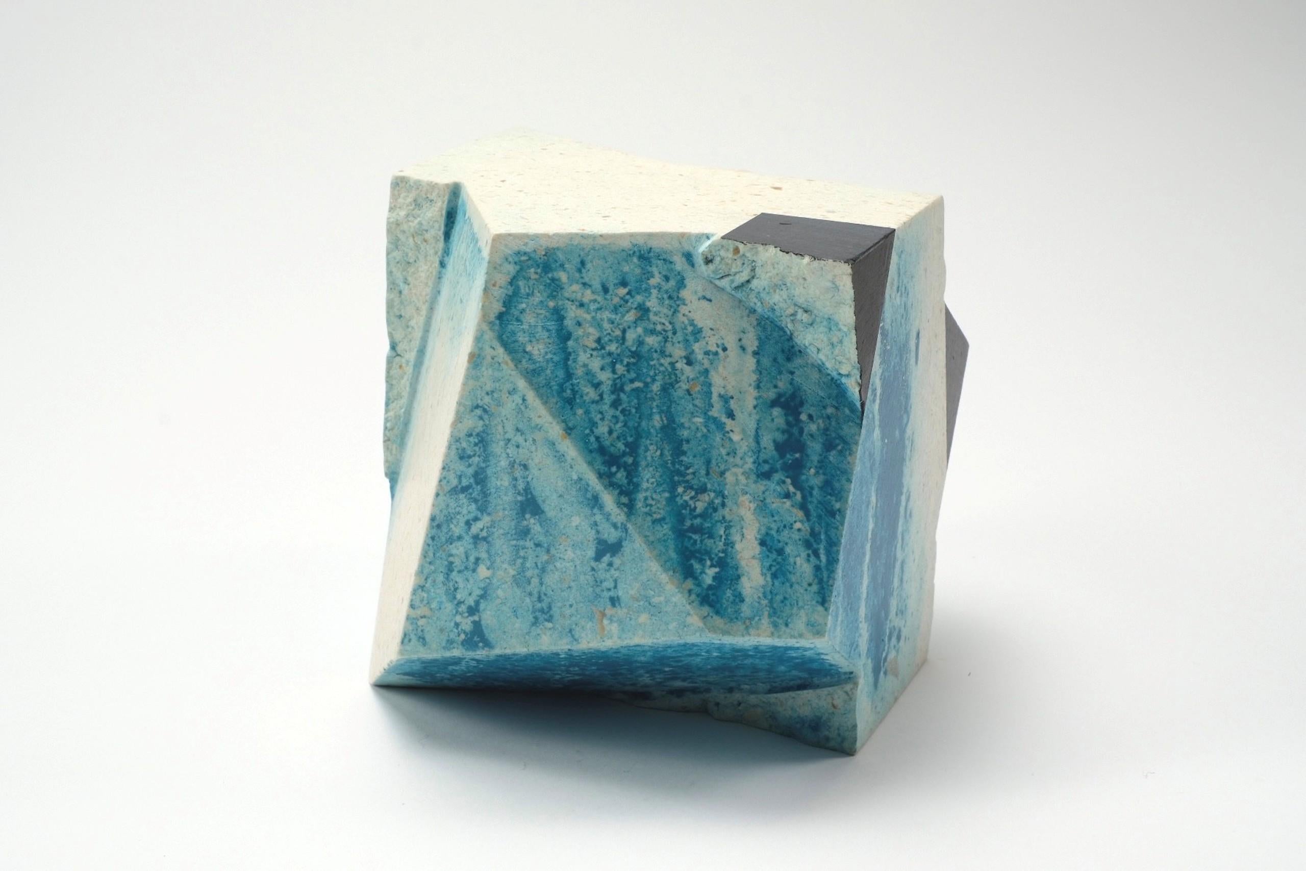 Headland Swell 3 di Richard Perry -Scultura astratta, pietra istriana, colorata in vendita 1