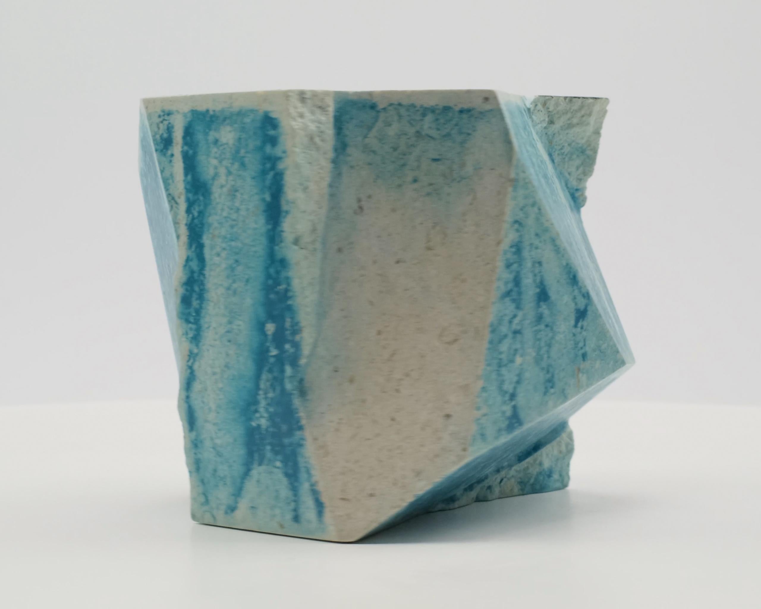 Headland Swell 3 di Richard Perry -Scultura astratta, pietra istriana, colorata in vendita 4