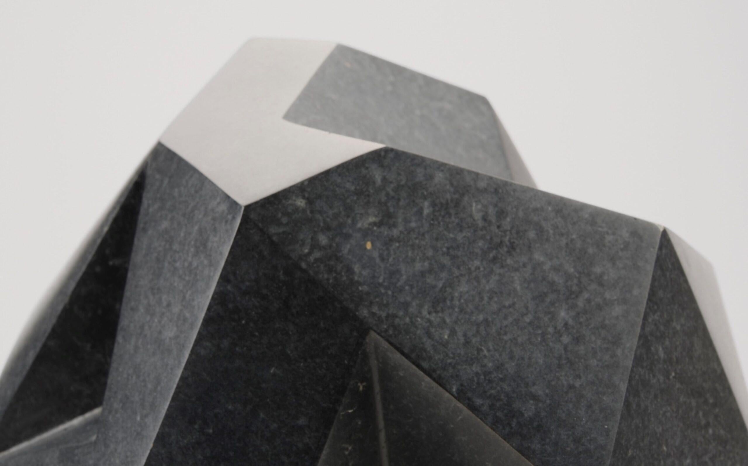 Little Halley 8 von Richard Perry - Geometrische abstrakte Skulptur, schwarze Farbe im Angebot 7